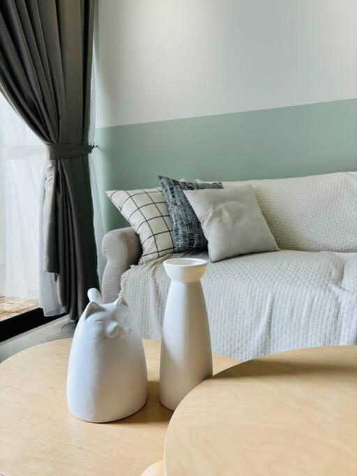 Three-Bedroom Apartment with Mountain View - Photo 16