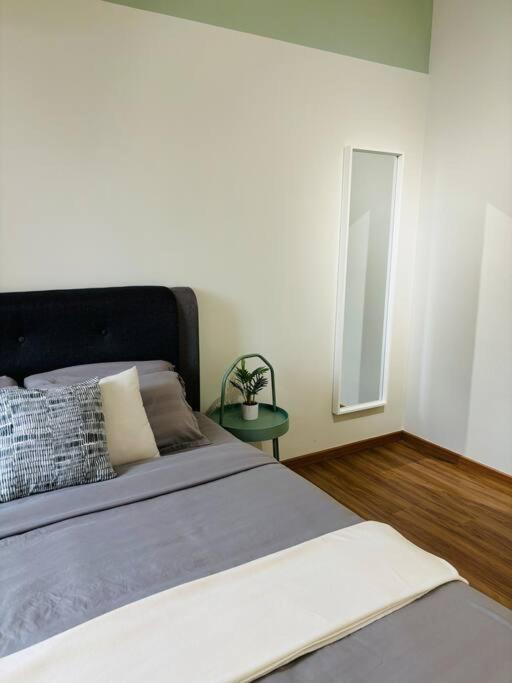 Three-Bedroom Apartment with Mountain View - Photo 19
