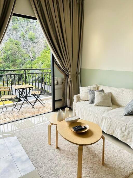 Three-Bedroom Apartment with Mountain View - Photo 20