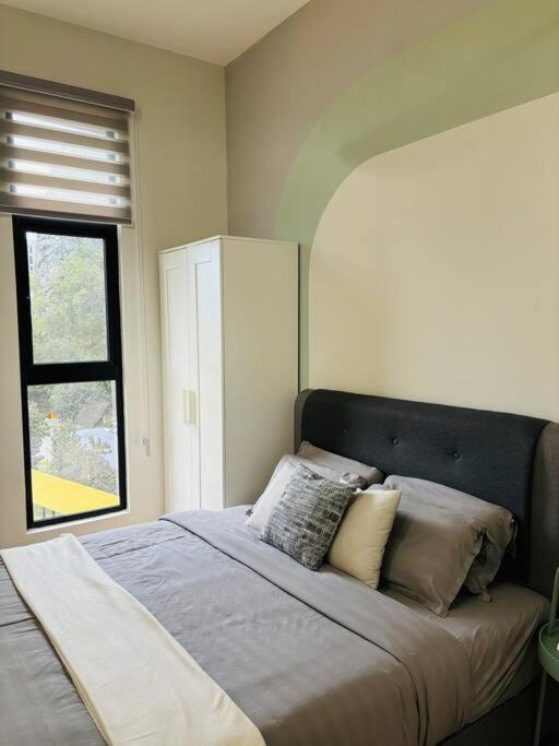Three-Bedroom Apartment with Mountain View - Photo 23
