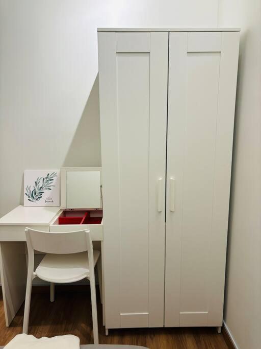 Three-Bedroom Apartment with Mountain View - Photo 25