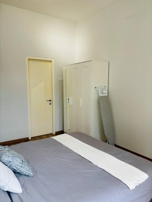 Three-Bedroom Apartment with Mountain View - Photo 32