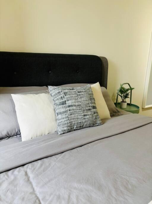 Three-Bedroom Apartment with Mountain View - Photo 33