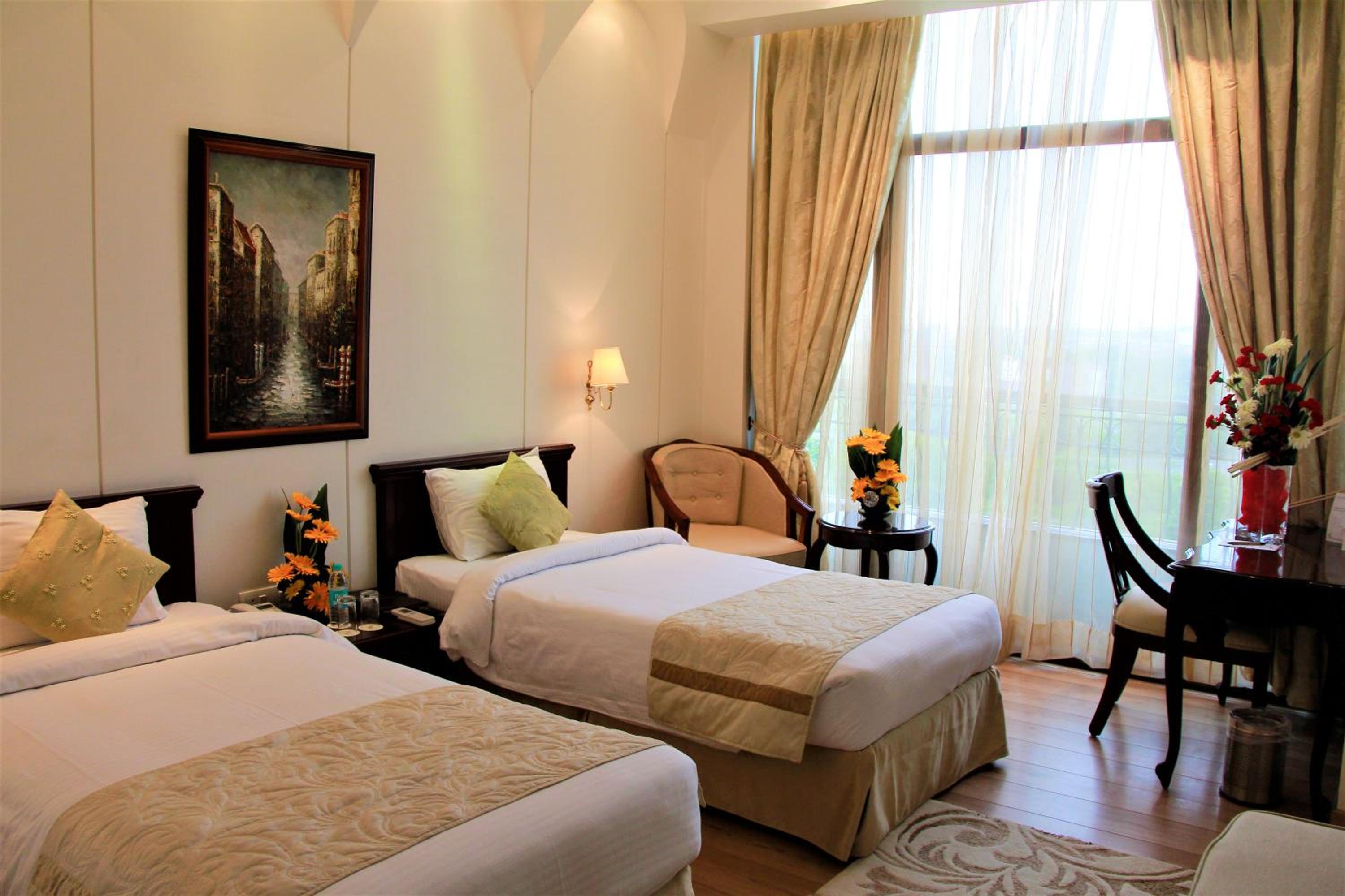 Deluxe Twin Room With  City View - Photo 1