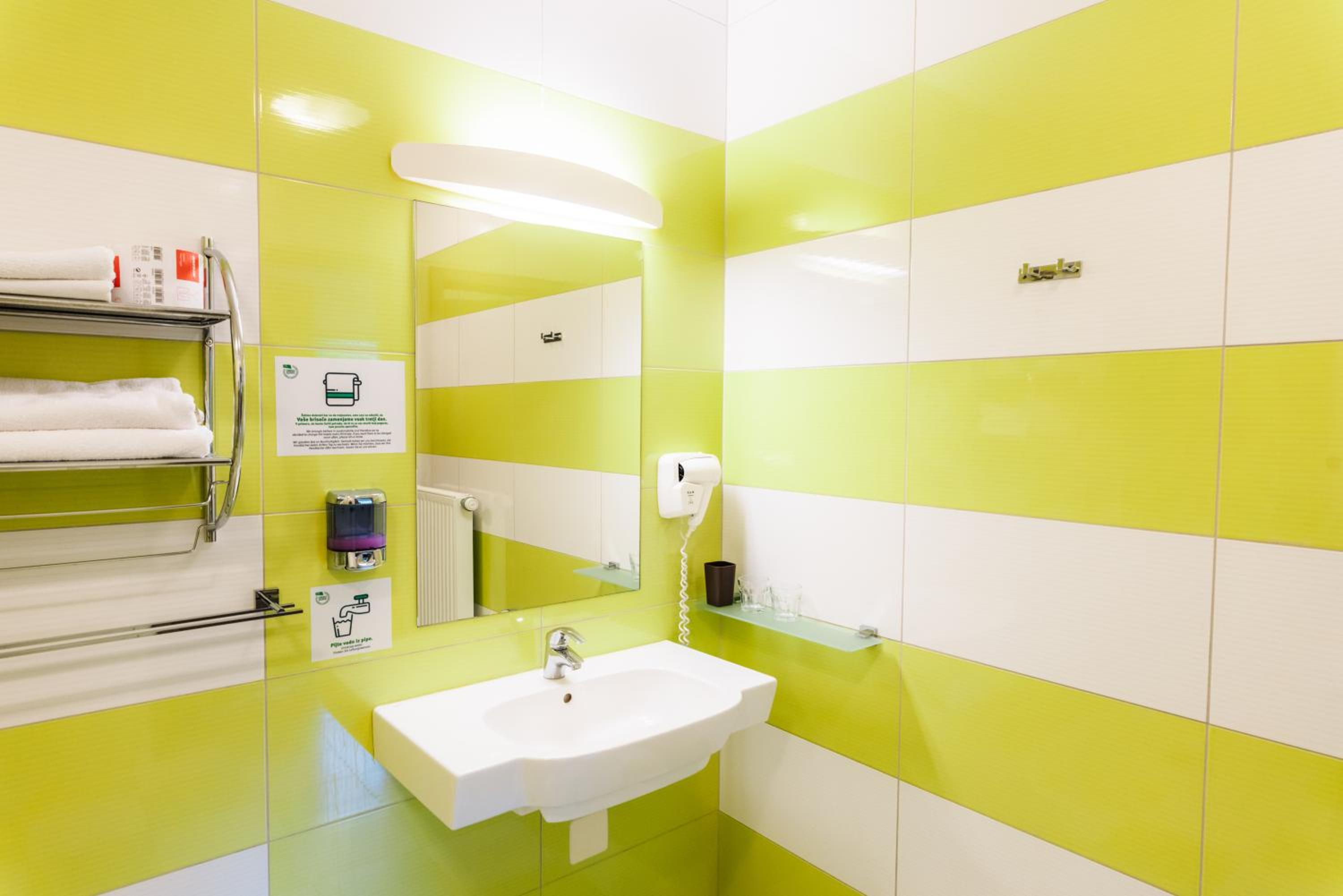 Twin Room - Photo 11