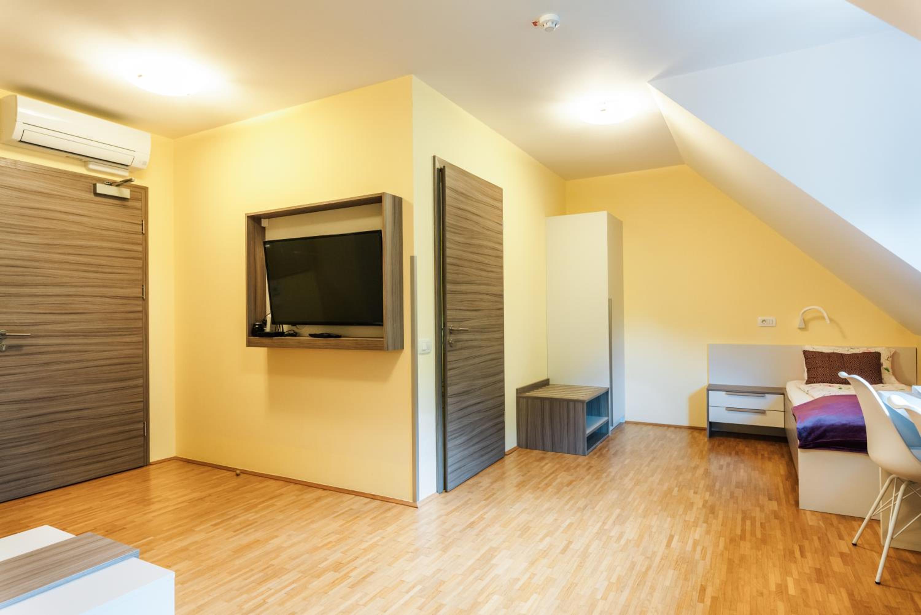 Deluxe Double Room with Extra Bed - Photo 12