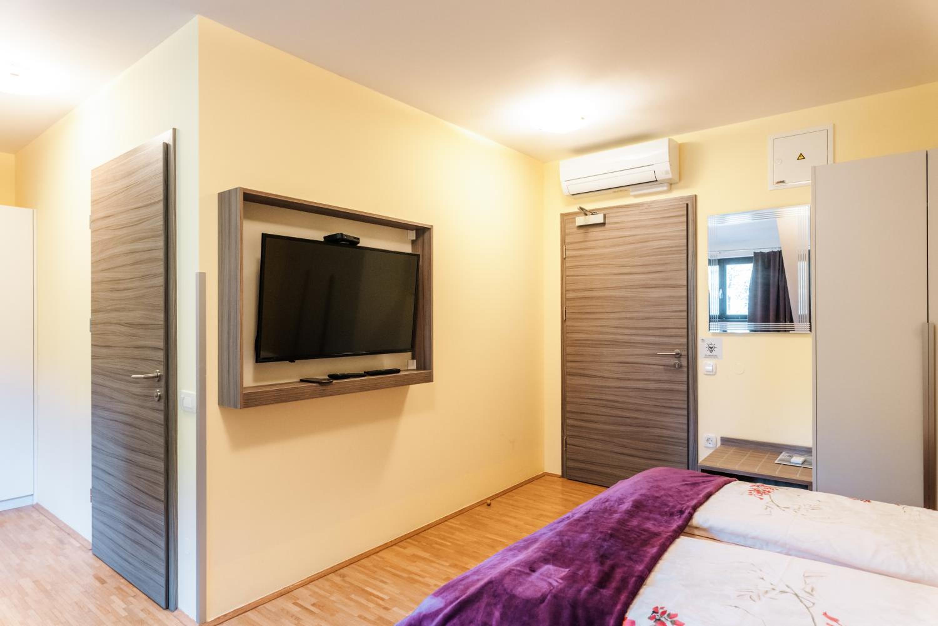 Twin Room - Photo 6