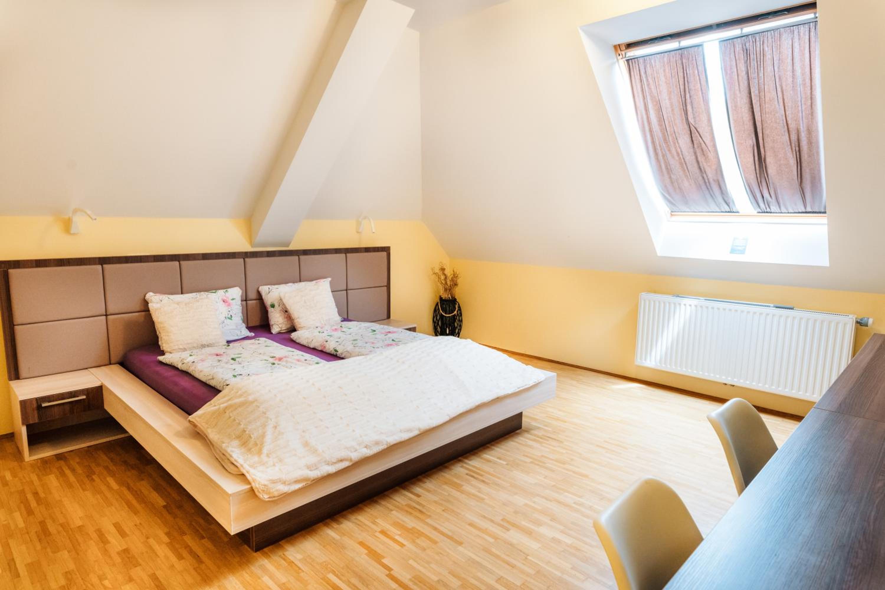 Standard Double Room - Photo 11