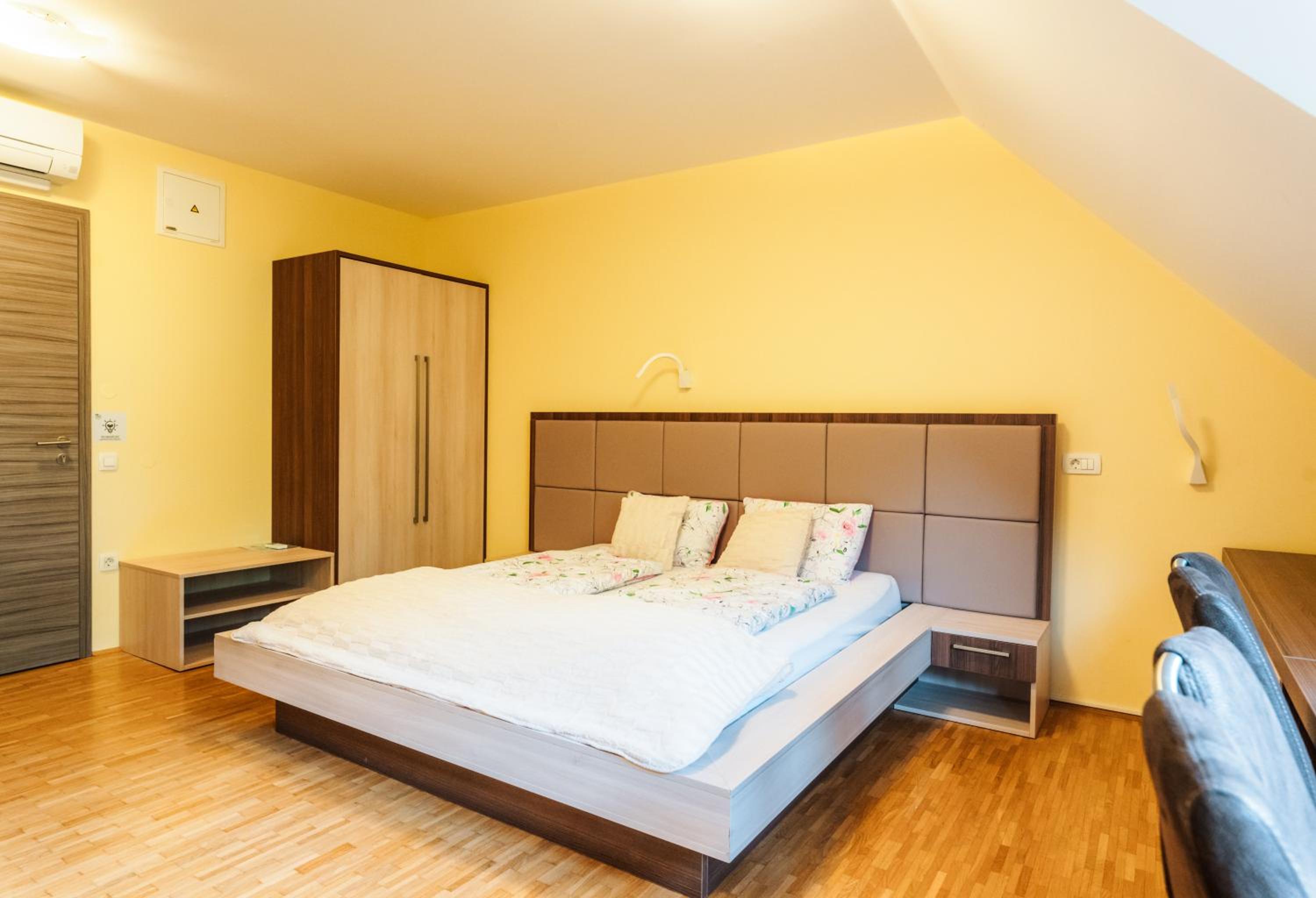 Deluxe Double Room with Extra Bed - Photo 9