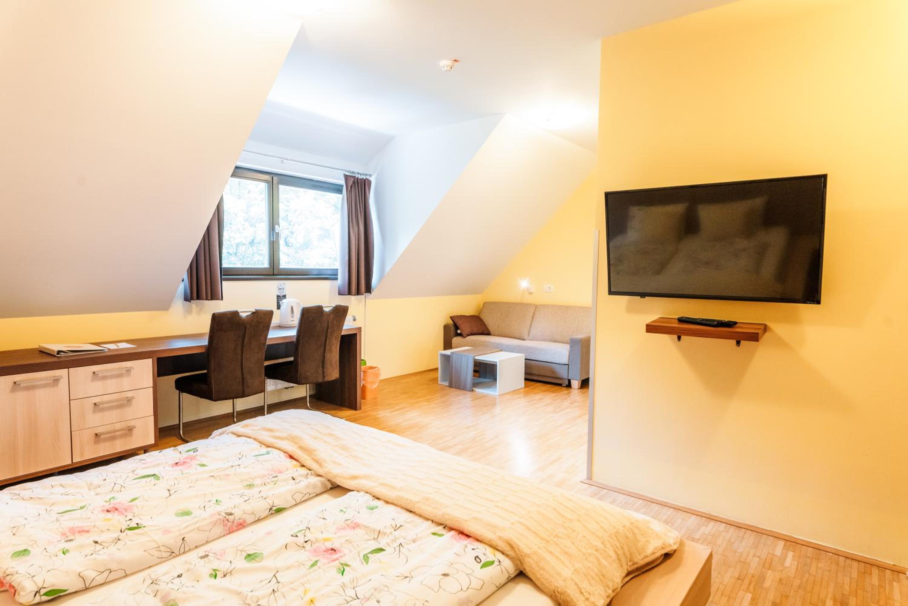Deluxe Double Room with Extra Bed - Photo 10