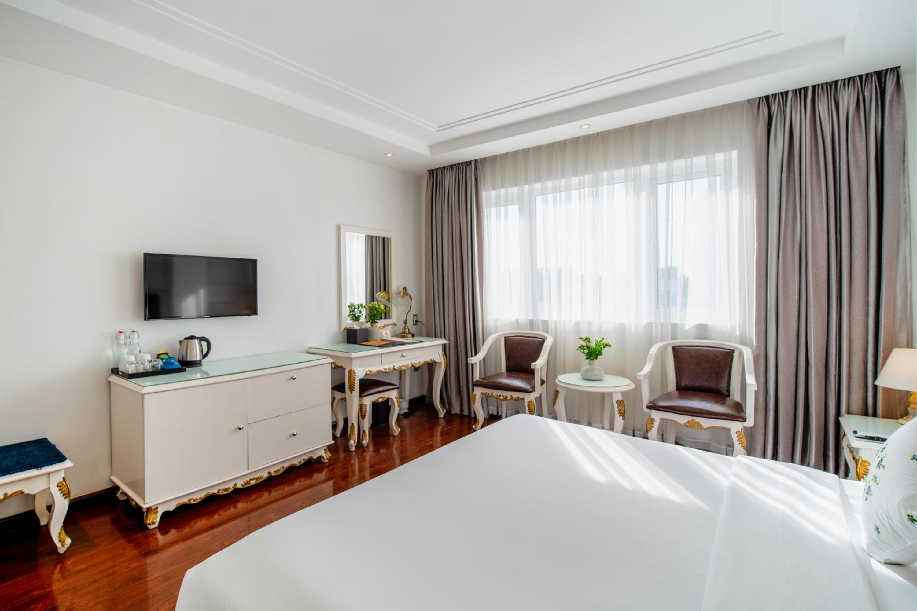Saigon Signature Premier Room - Free One Time Happy Hours photo 2