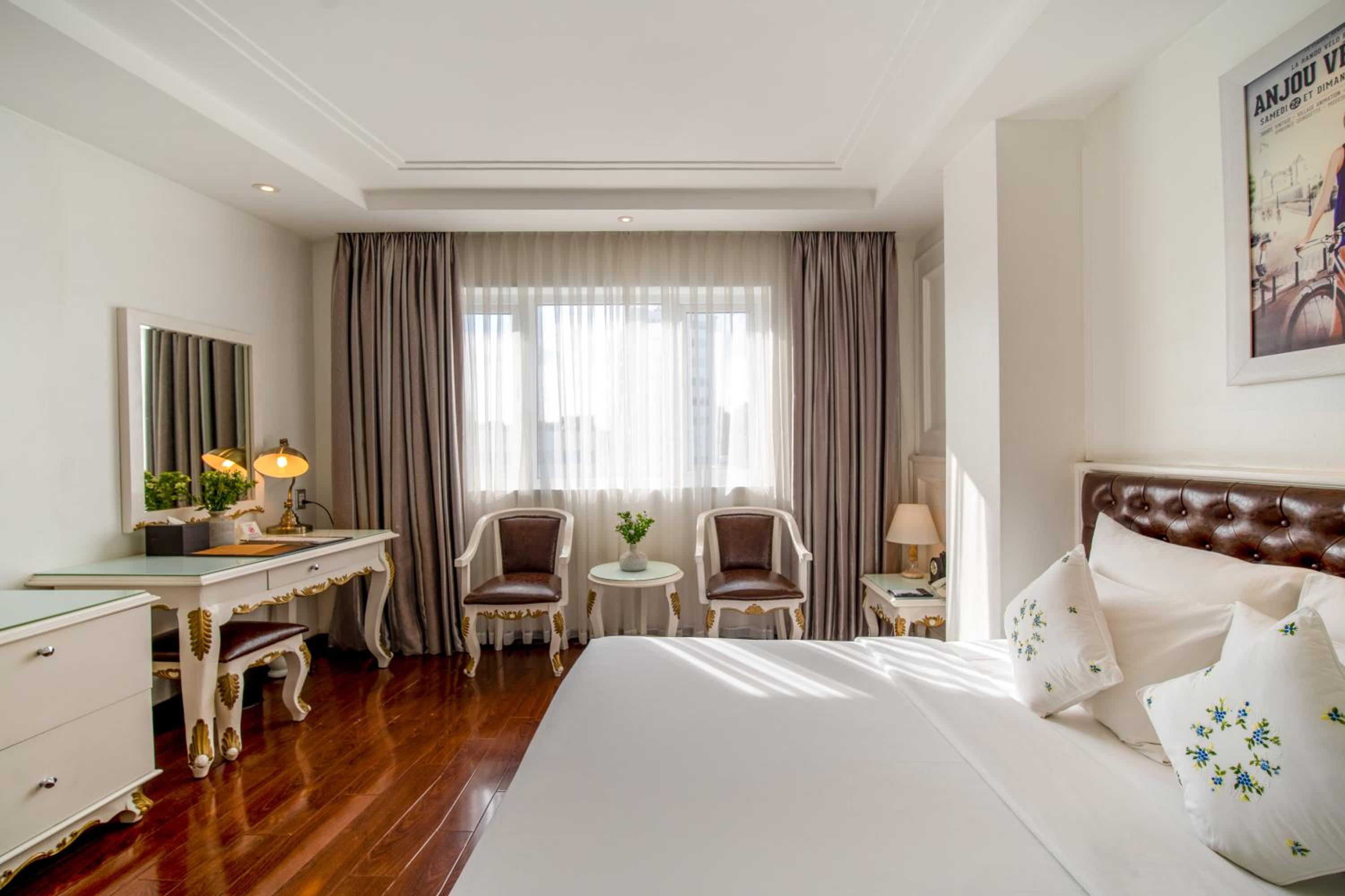 Saigon Signature Premier Room - Free One Time Happy Hours photo 3