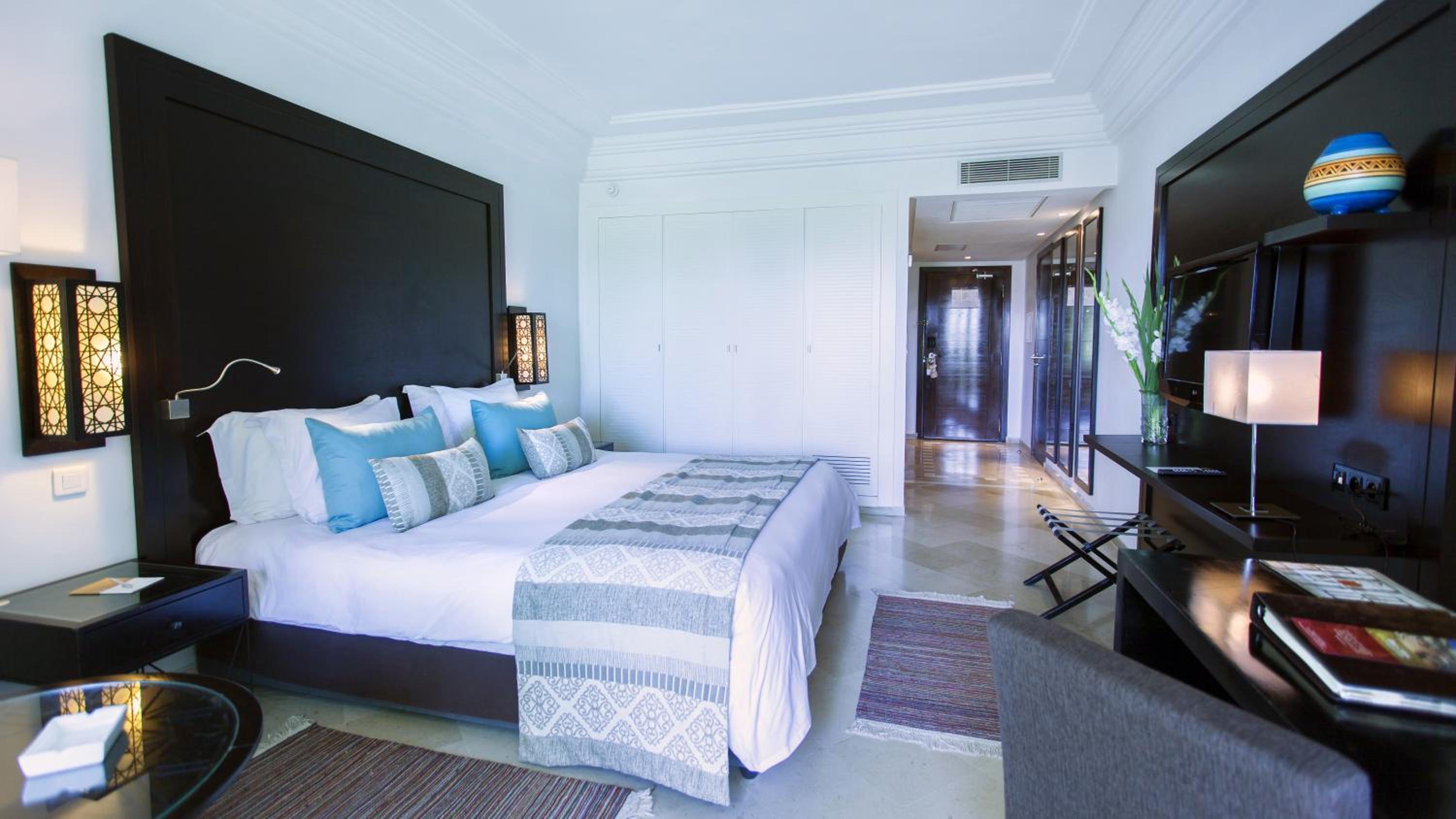 Classic King Room with Sea View - Photo 2