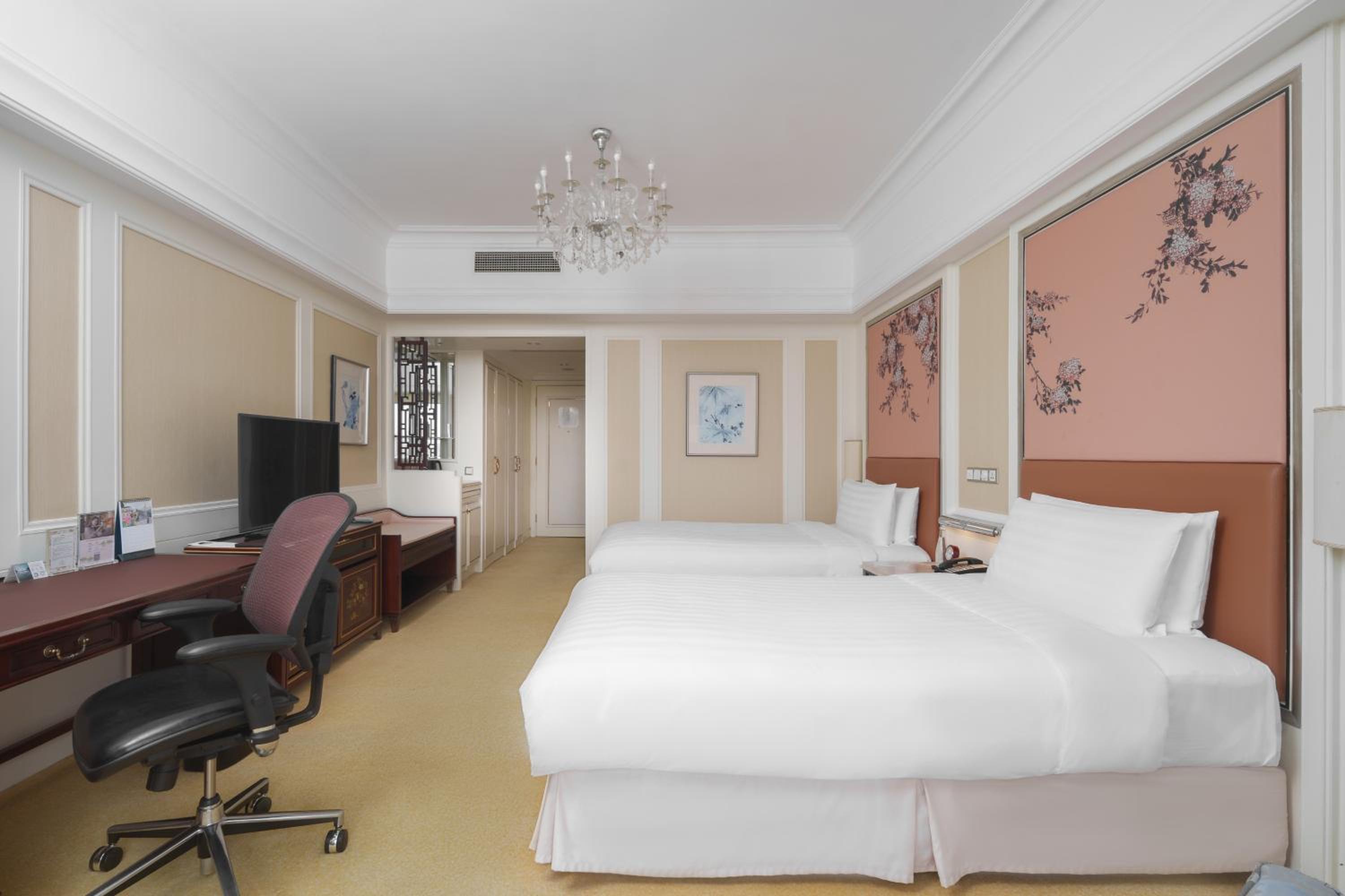 Deluxe Bund Twin Room, photo 7
