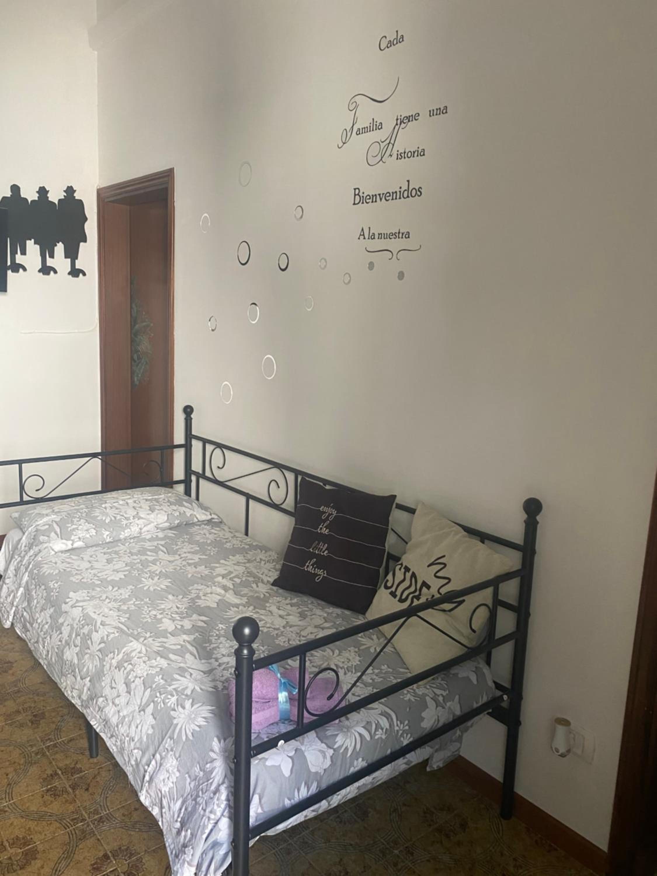 One-Bedroom House photo 1