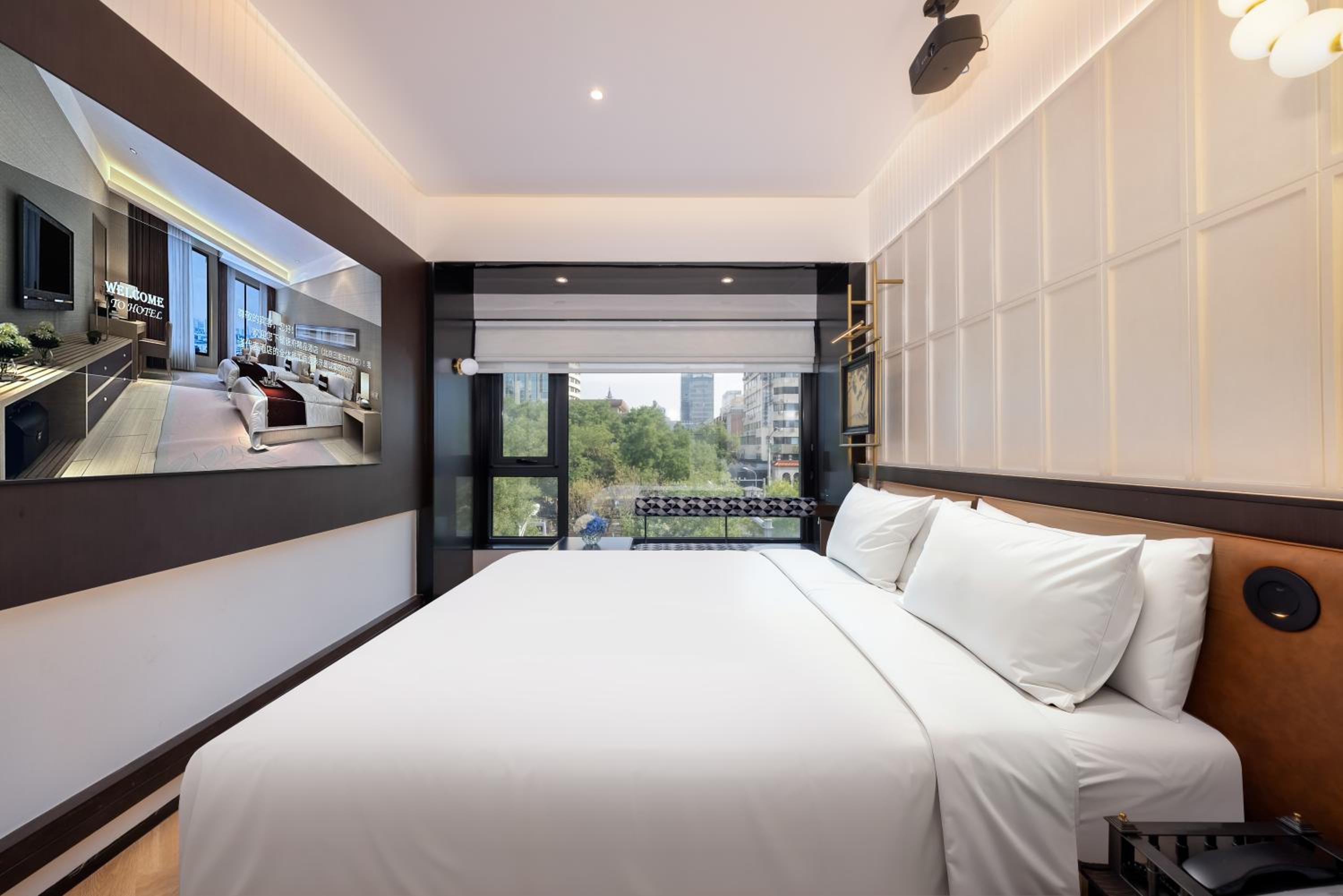 Deluxe Queen Room