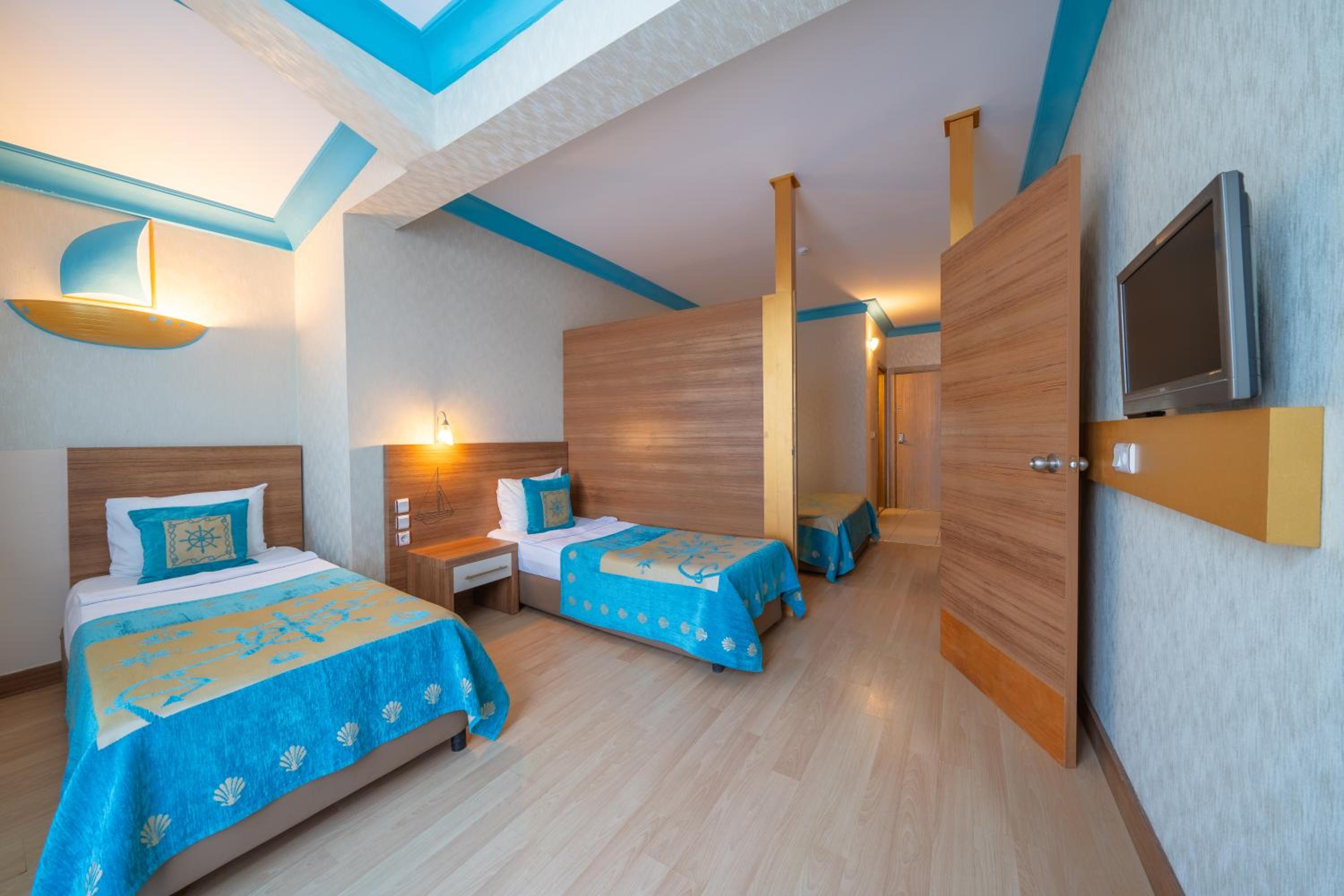 Quadruple Room thumbnail 5