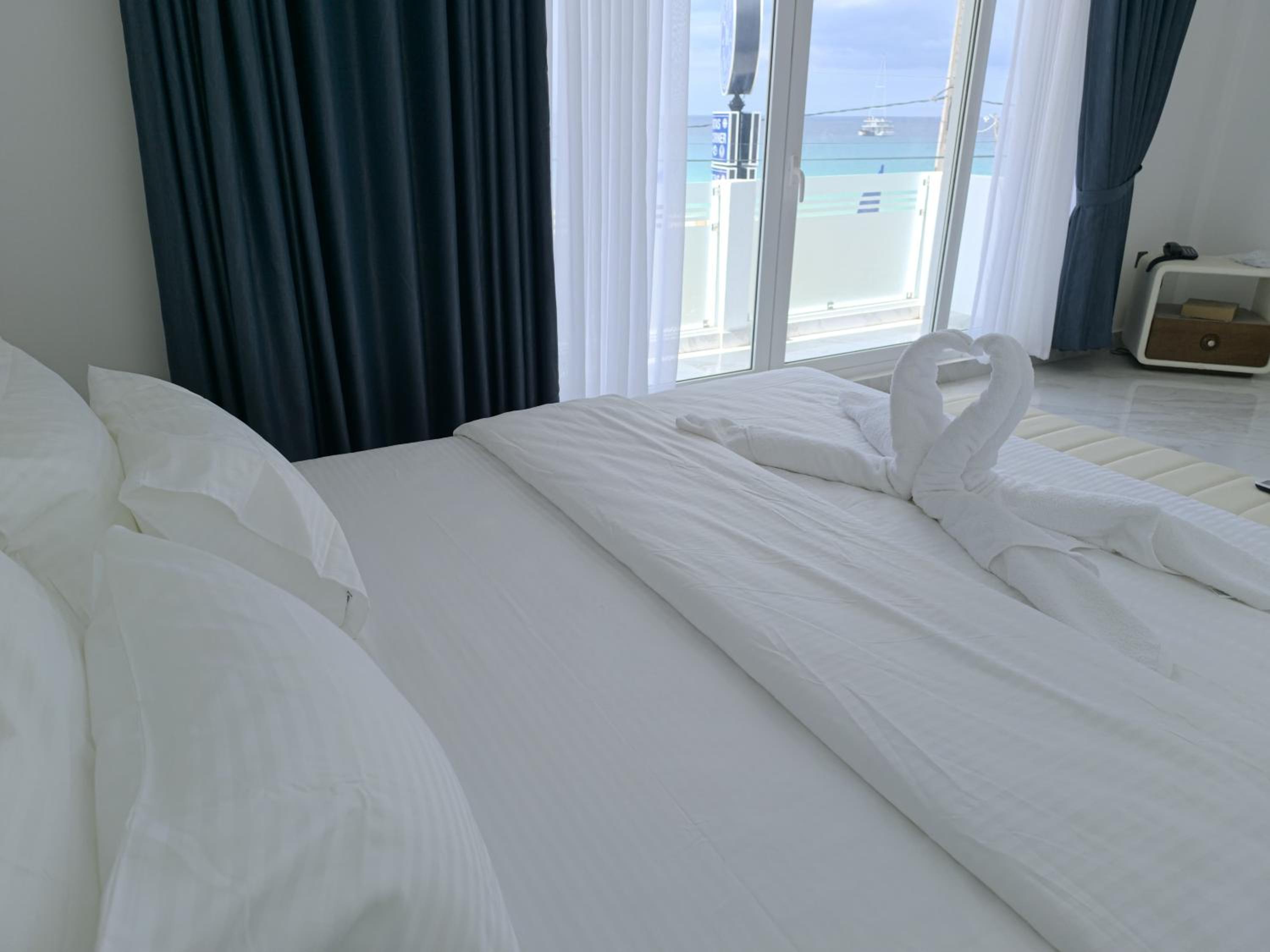Deluxe Double Room with Balcony and Sea View photo 2