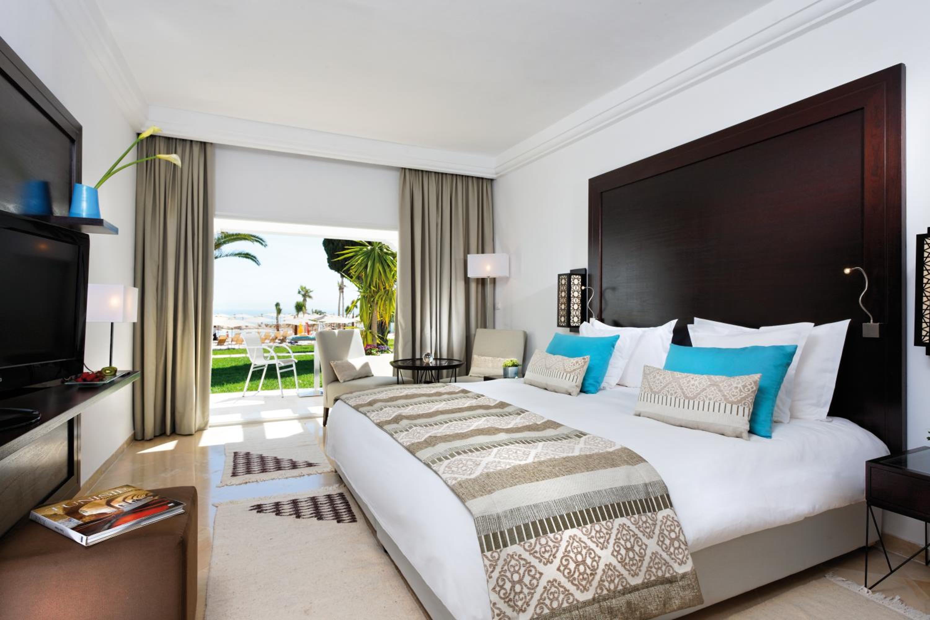 Deluxe King Room with Sea and Pool View - Photo 3