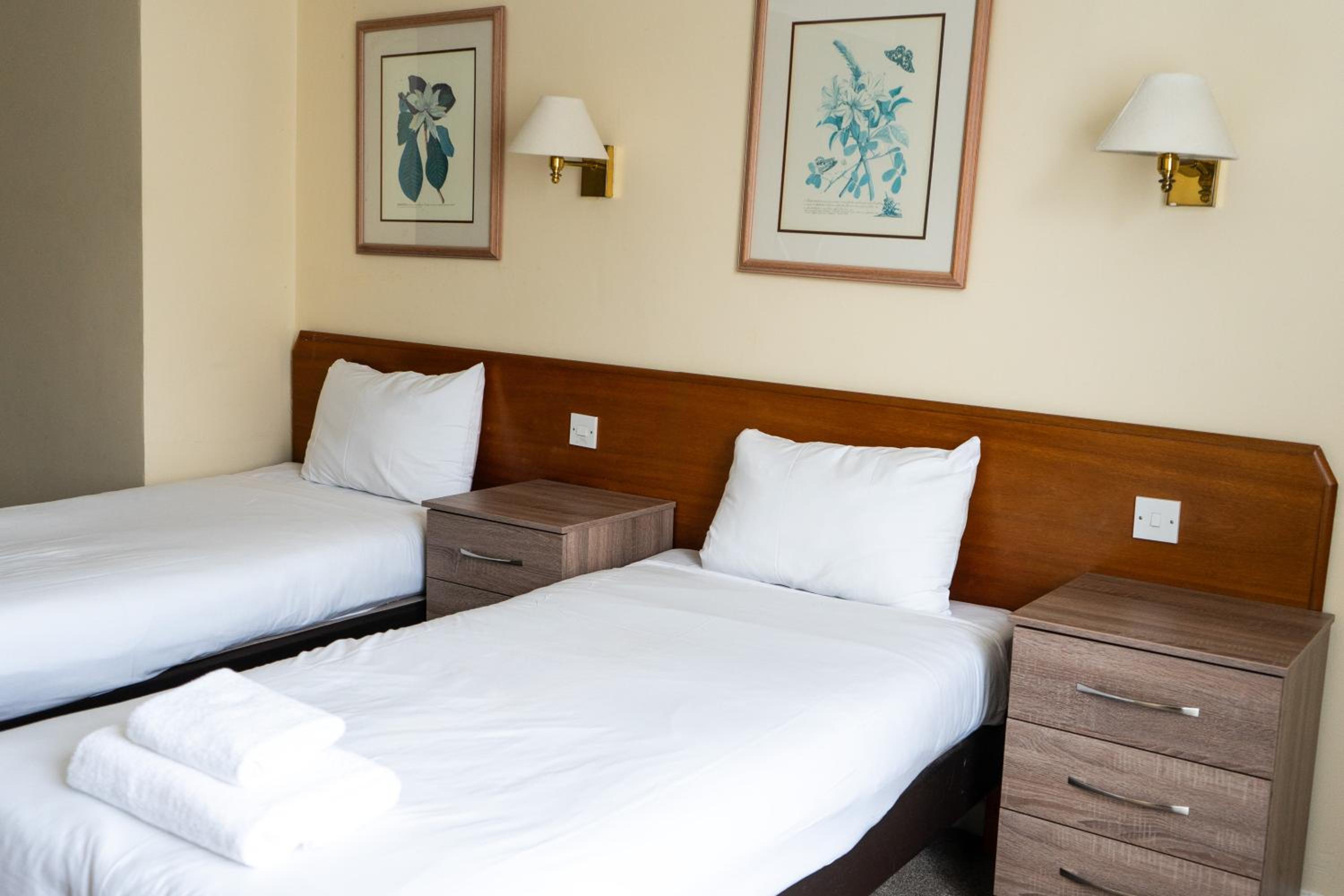 Twin Room - Photo 7