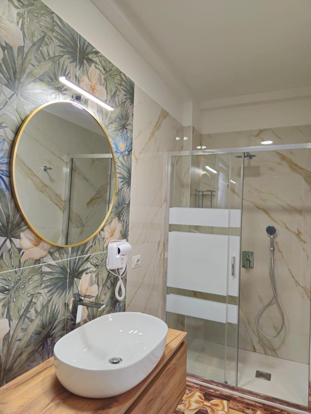 Queen Room with Pool View - Photo 8