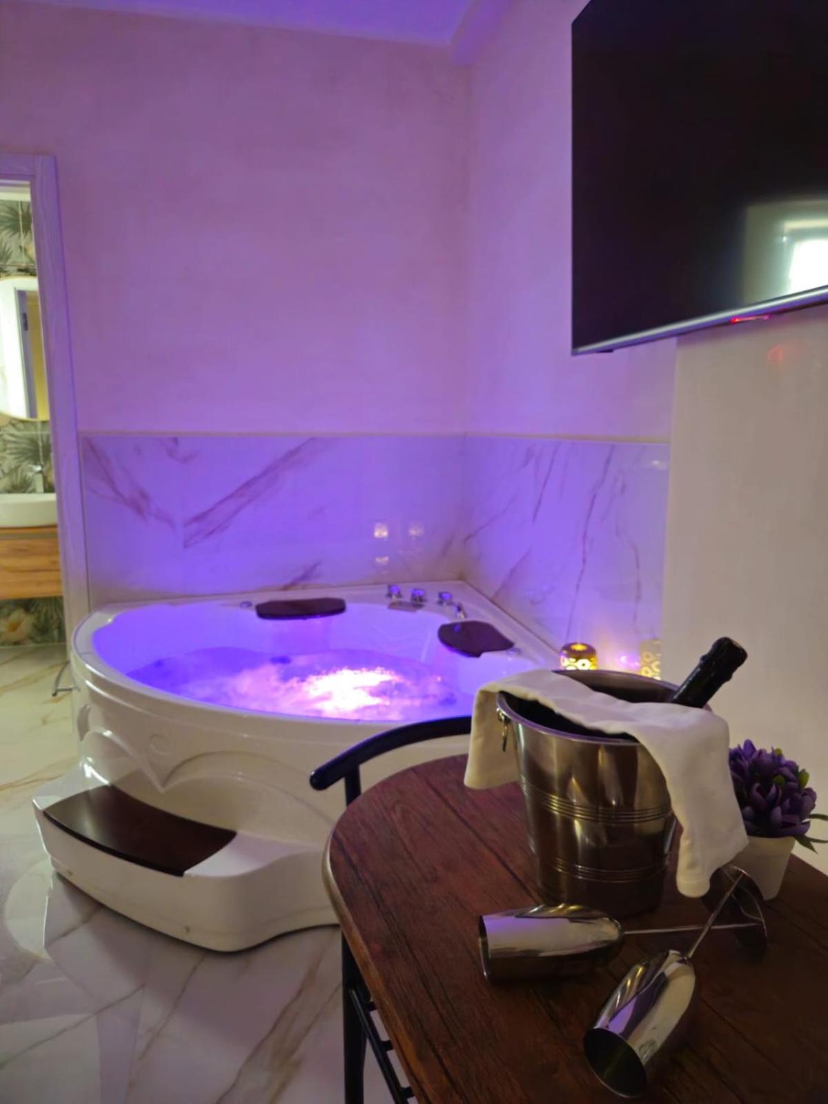 Queen Room with Pool View - Photo 9
