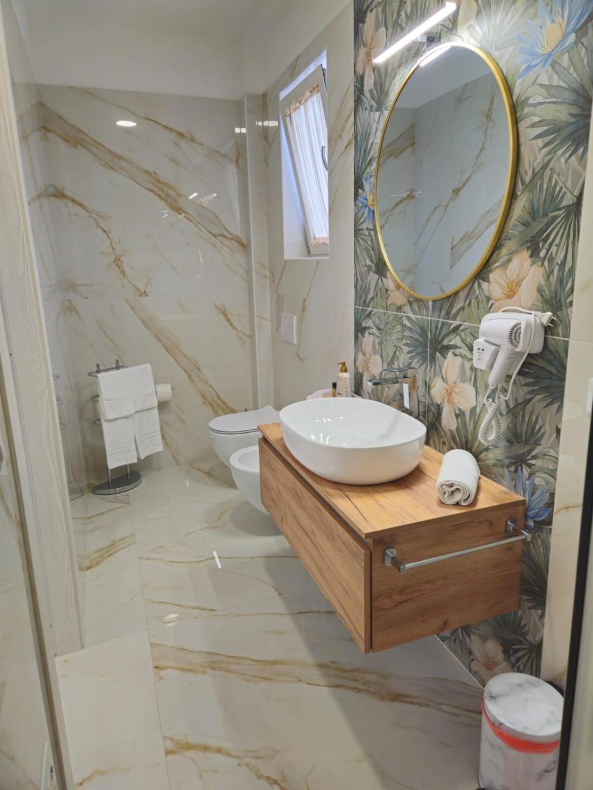 Queen Room with Pool View - Photo 11