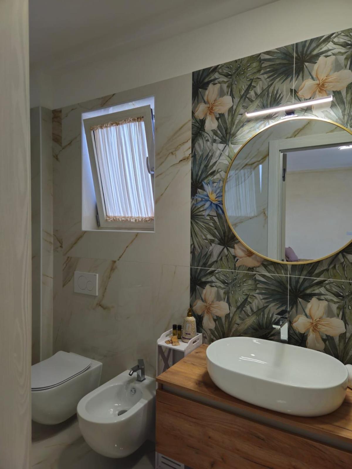Queen Room with Pool View - Photo 10