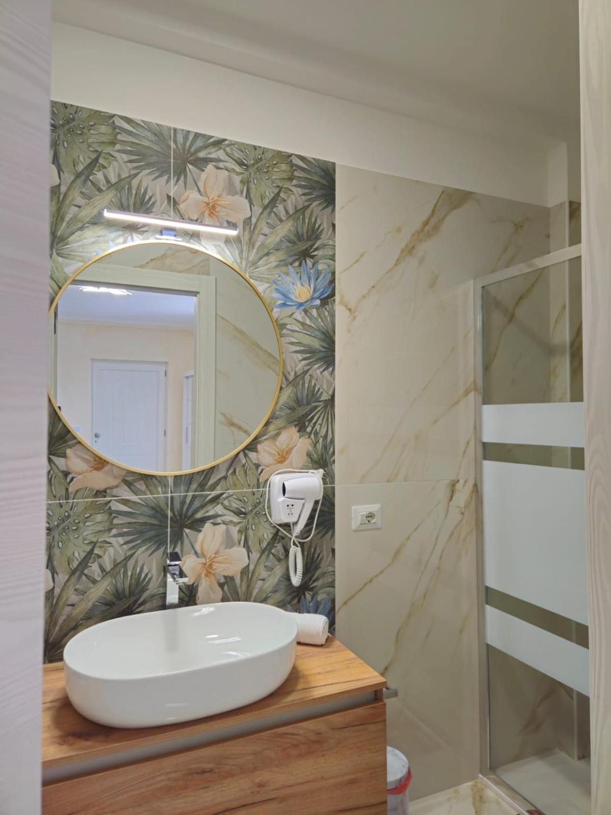 Queen Room with Pool View - Photo 2