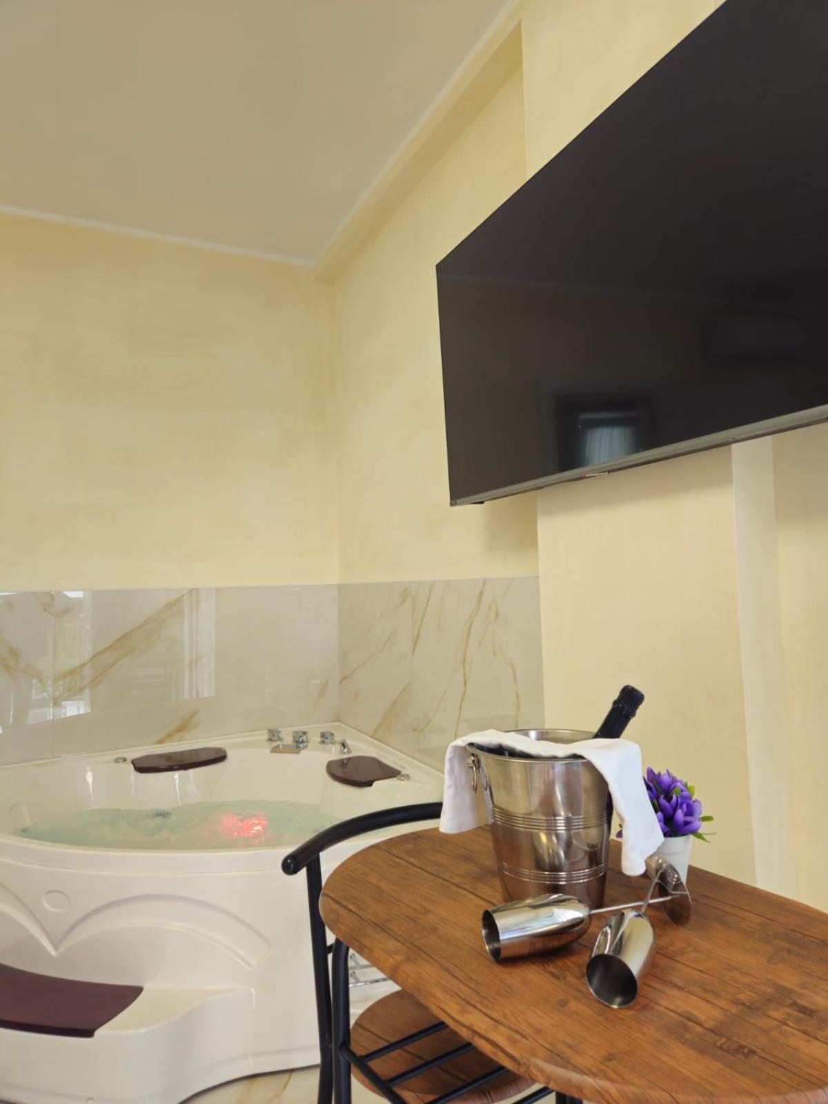 Queen Room with Pool View - Photo 5