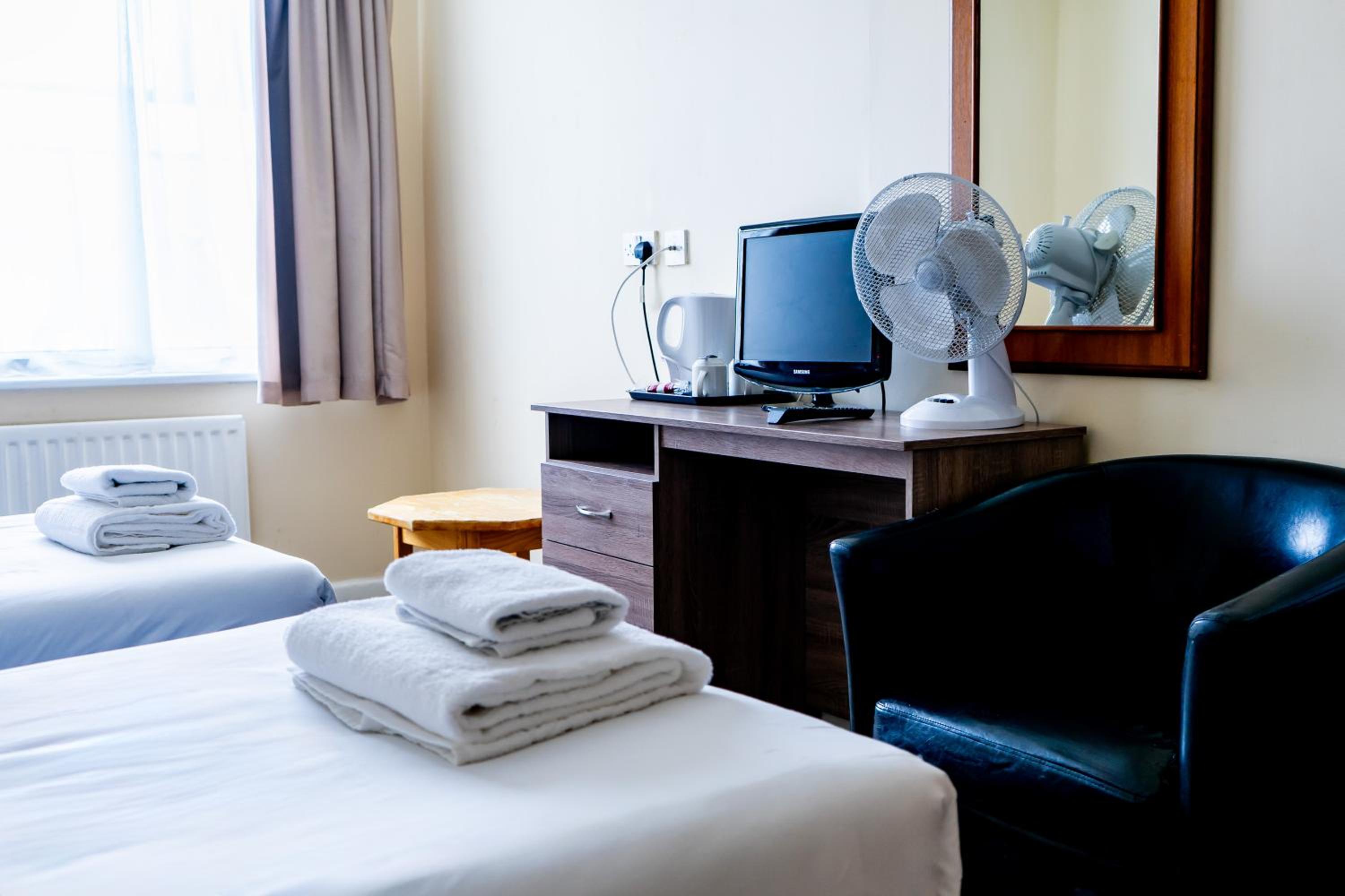 Twin Room - Photo 2
