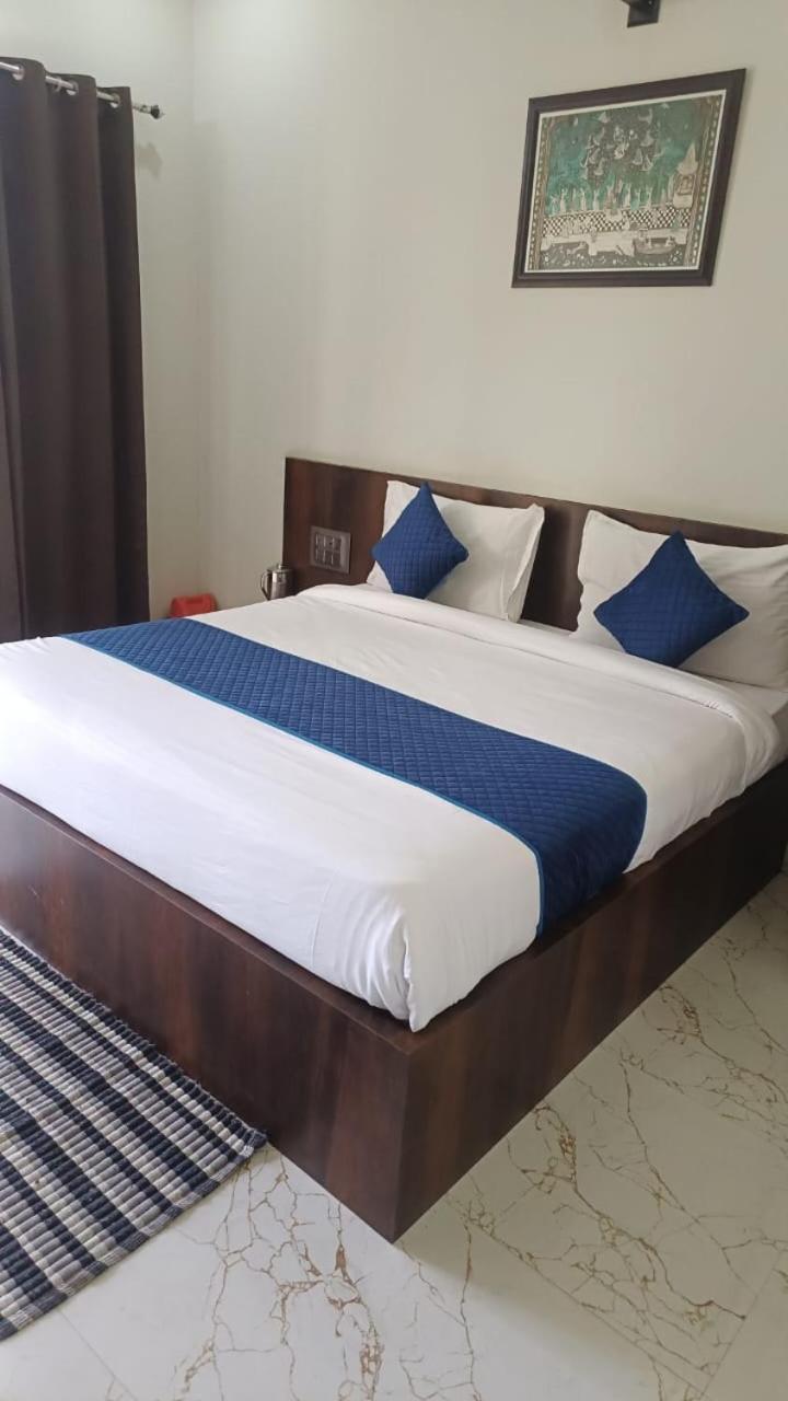 Deluxe Double Room (2 Adults + 1 Child) photo 2