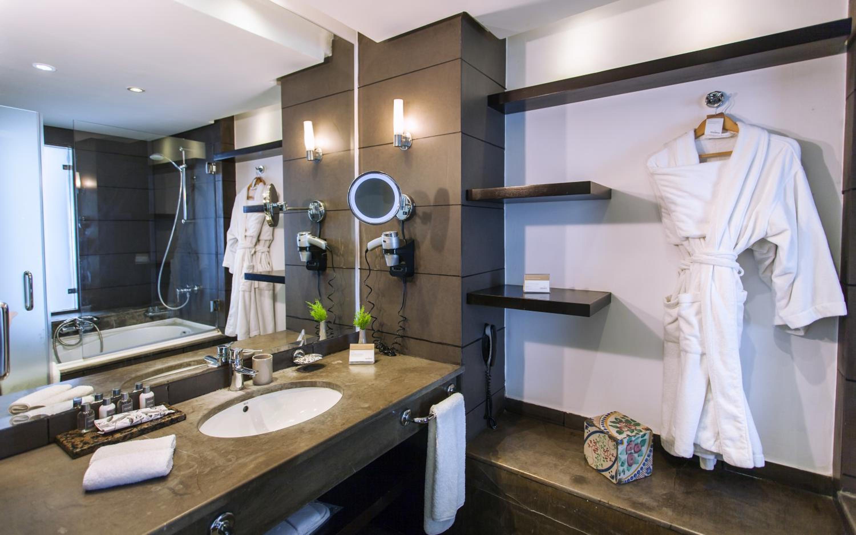 Classic Twin Room with Sea View - Photo 2