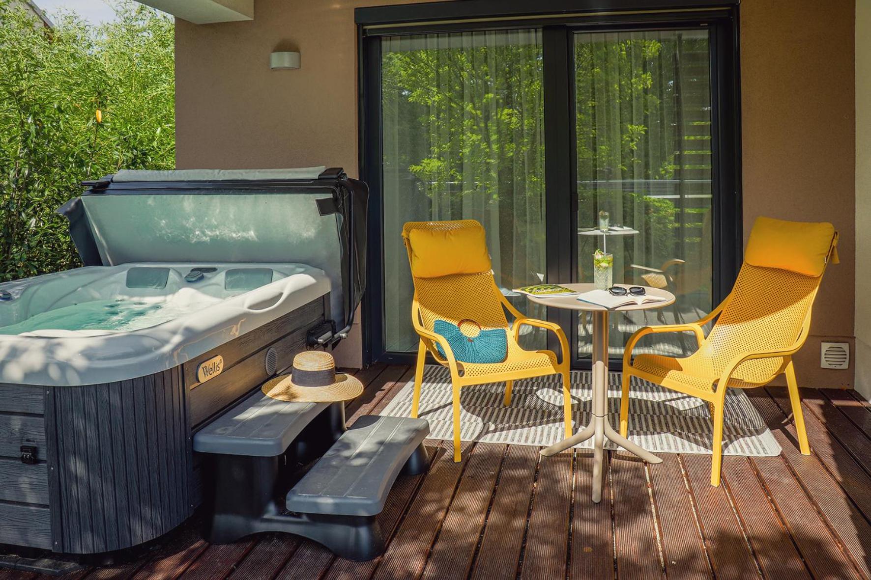 Deluxe Suite with Spa Bath - Photo 5