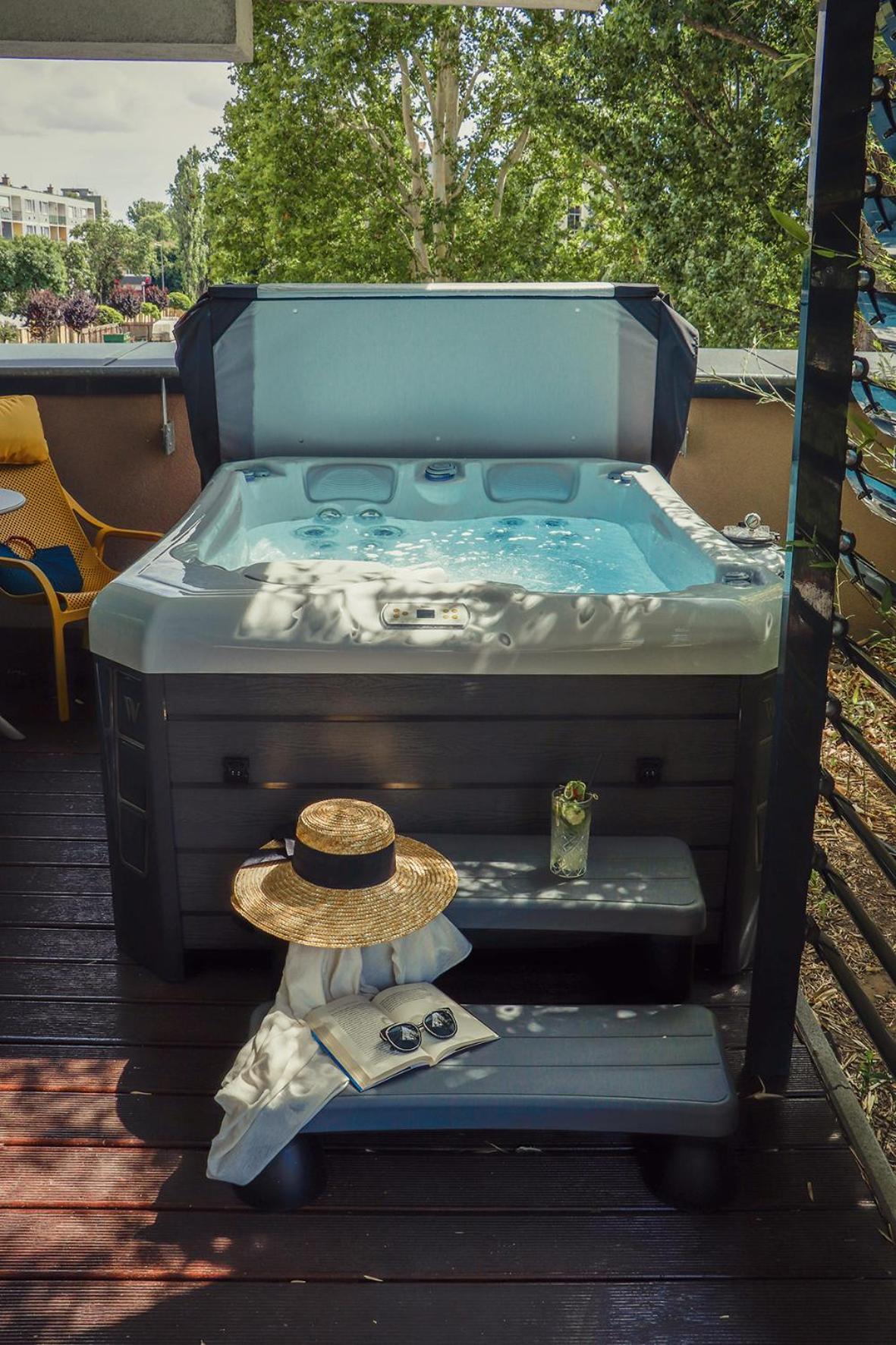 Deluxe Suite with Spa Bath - Photo 3