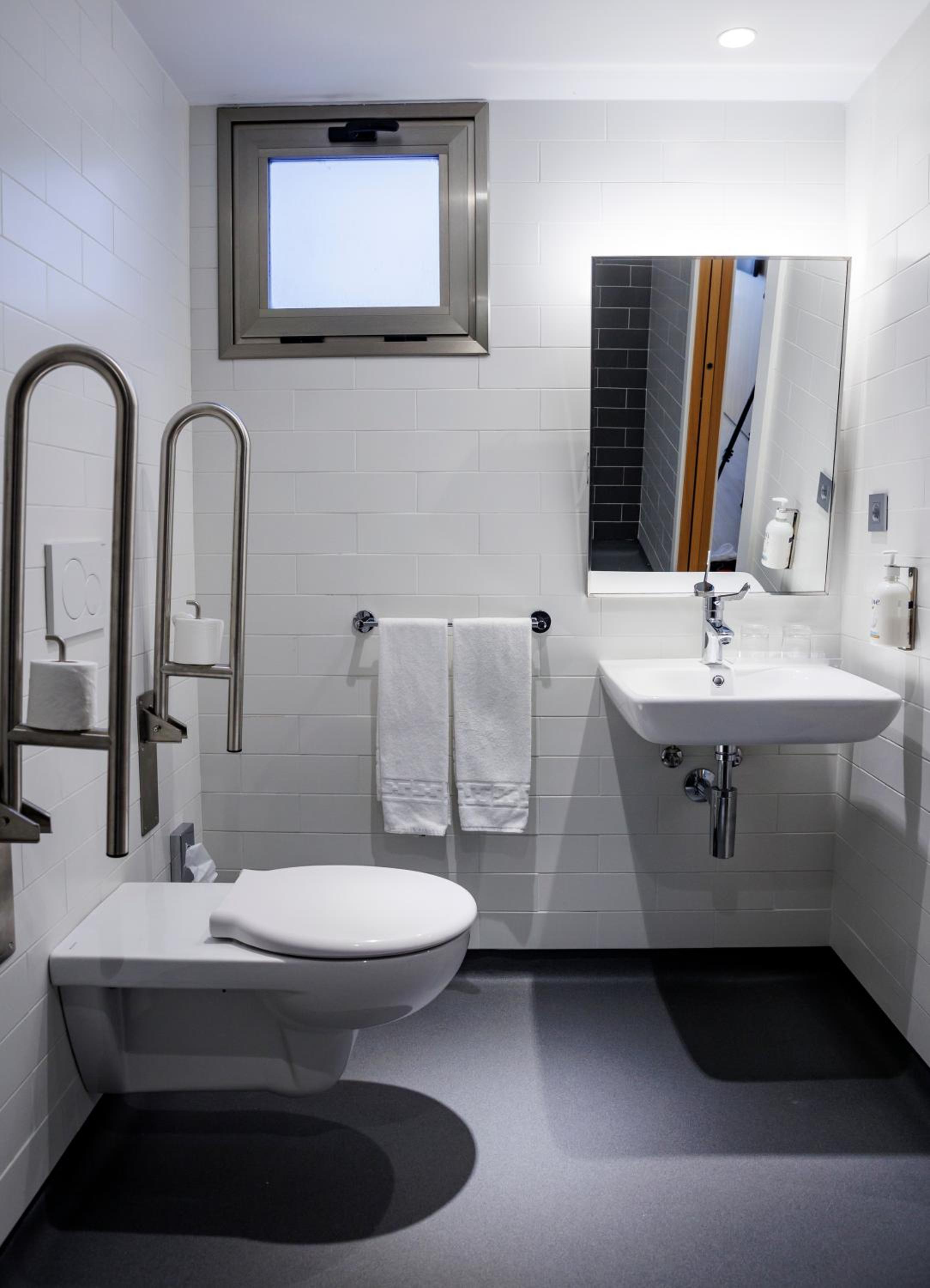 Standard Queen Room - Accessible with Free Breakfast - Photo 2