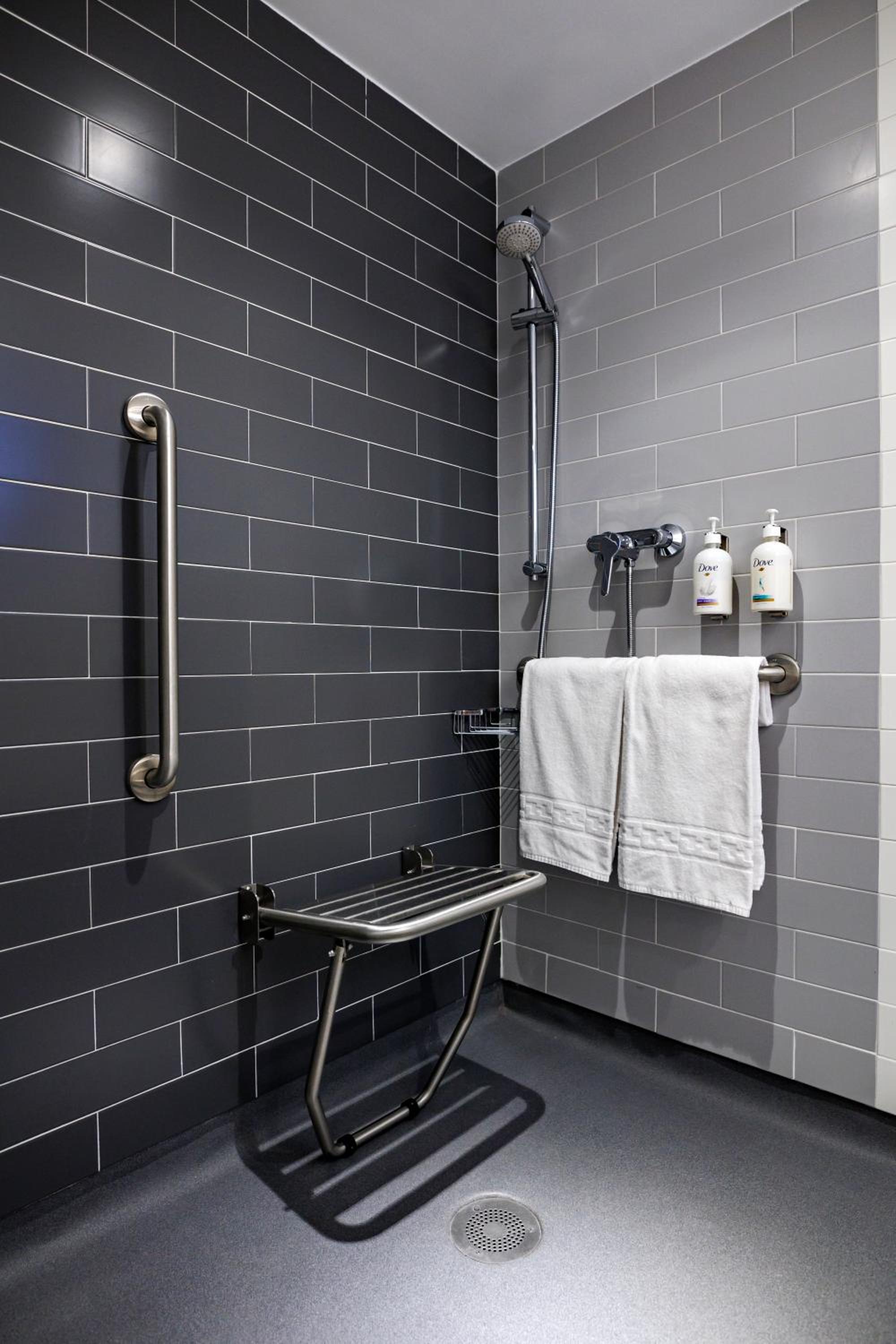 Standard Queen Room - Accessible with Free Breakfast - Photo 7