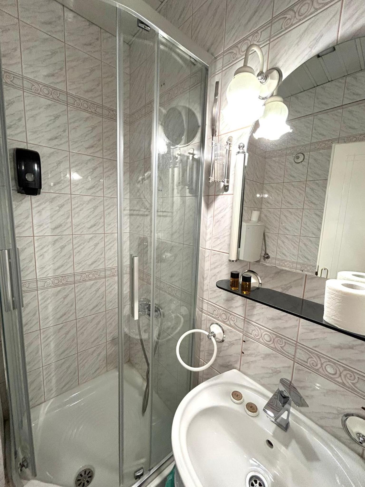 Double Room - Photo 12