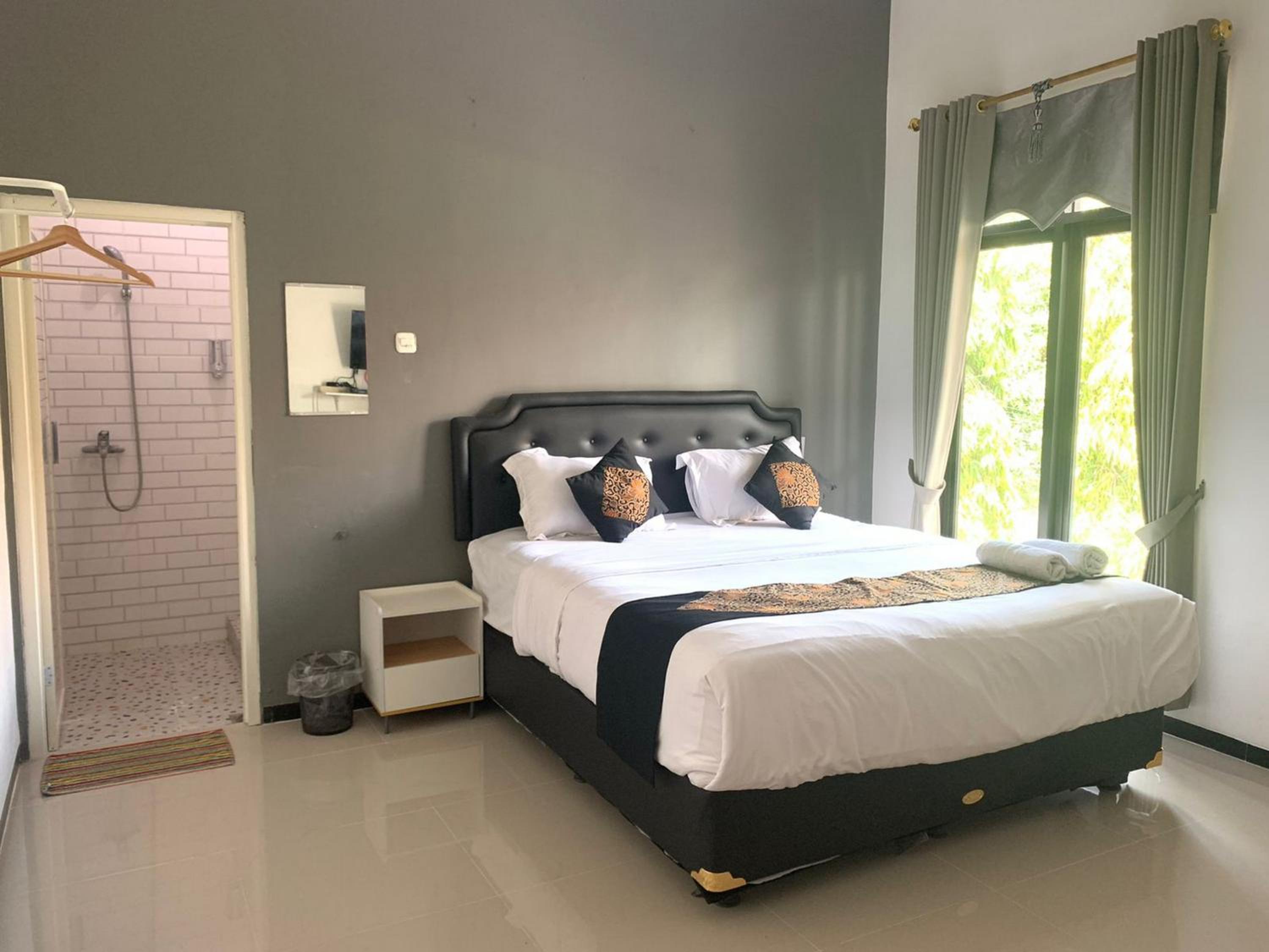 Deluxe King Room - Photo 7