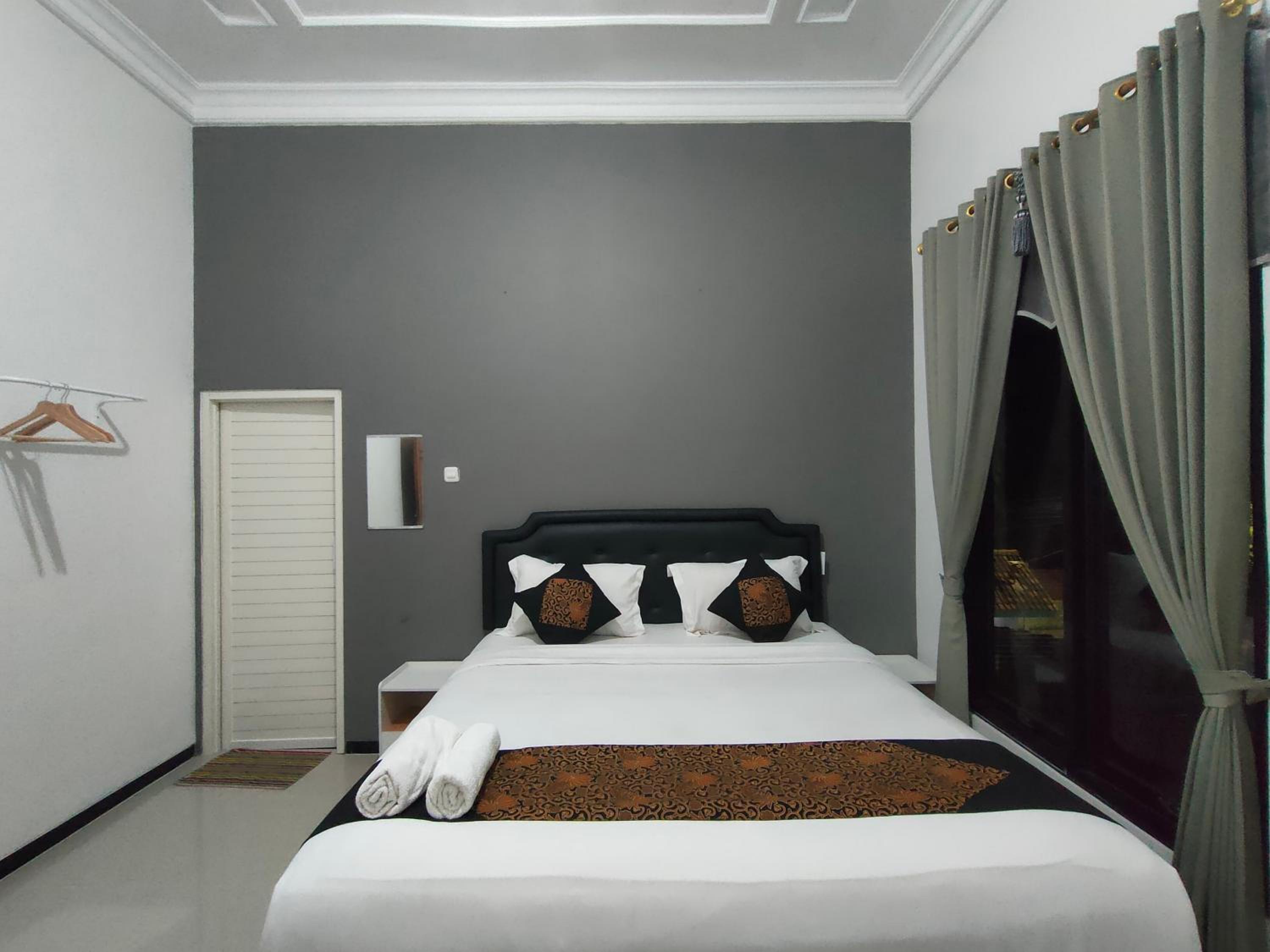 Deluxe King Room - Photo 8