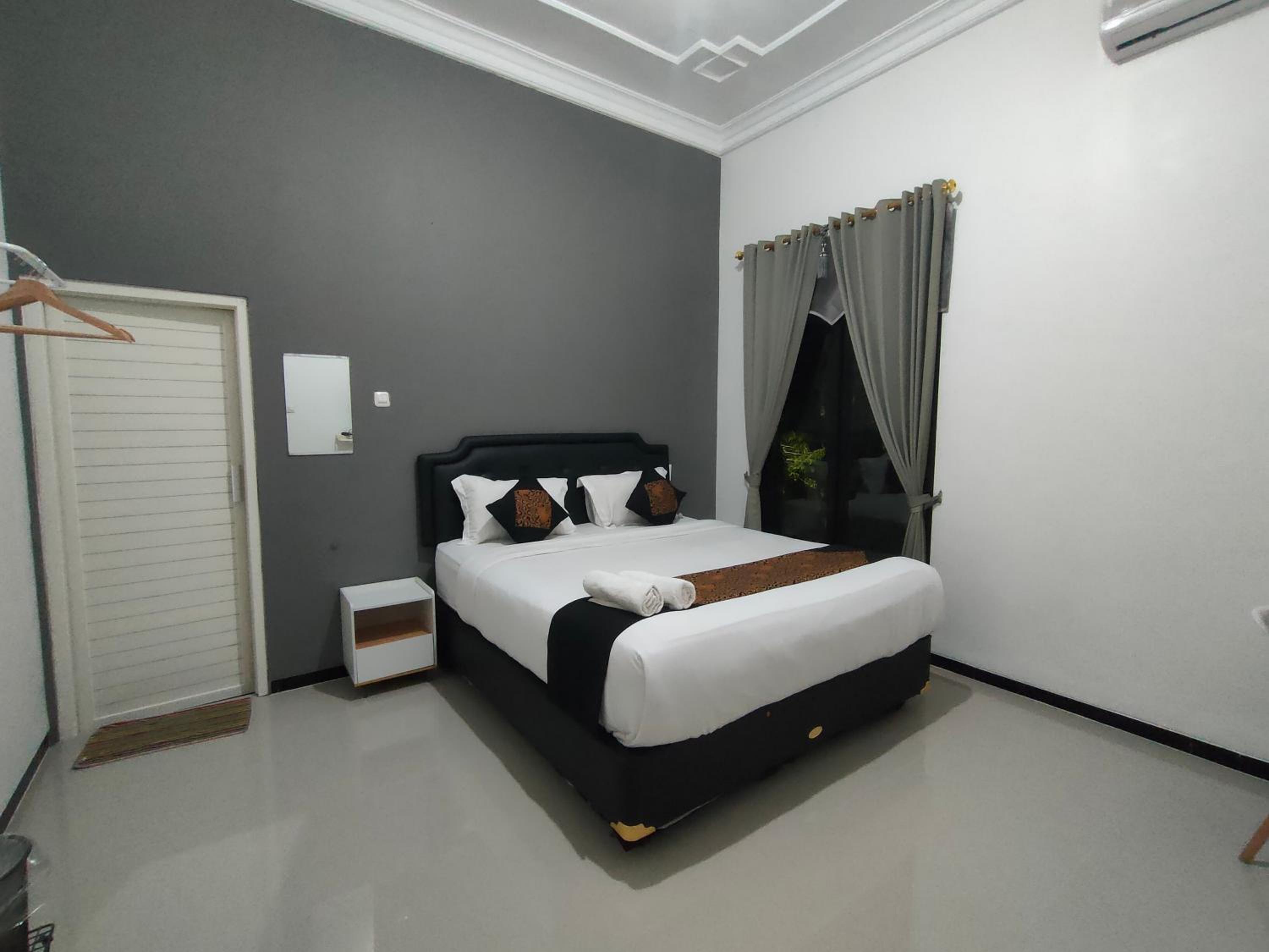 Deluxe King Room - Photo 9