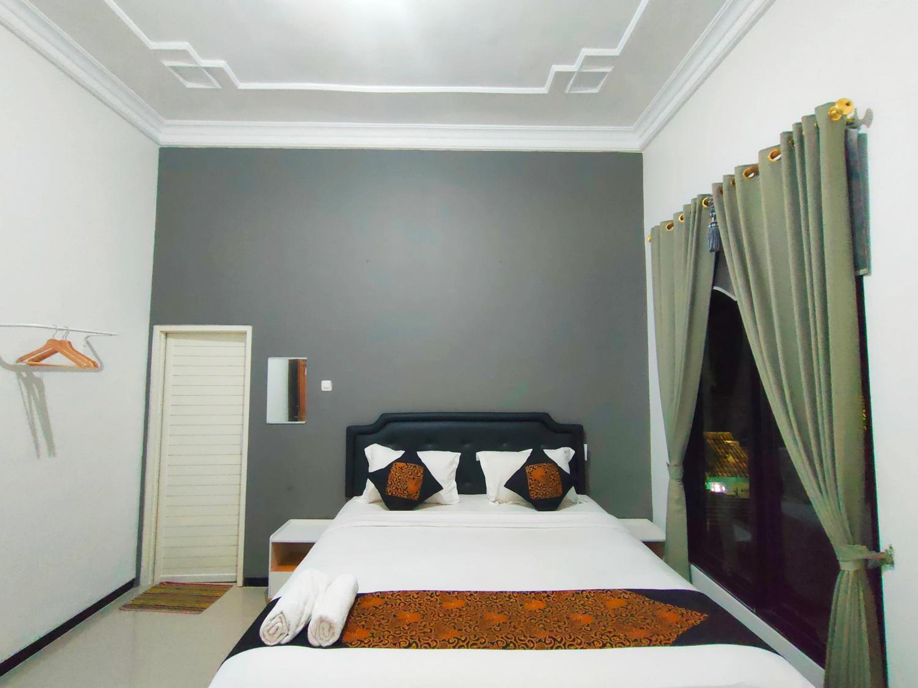 Deluxe King Room - Photo 1