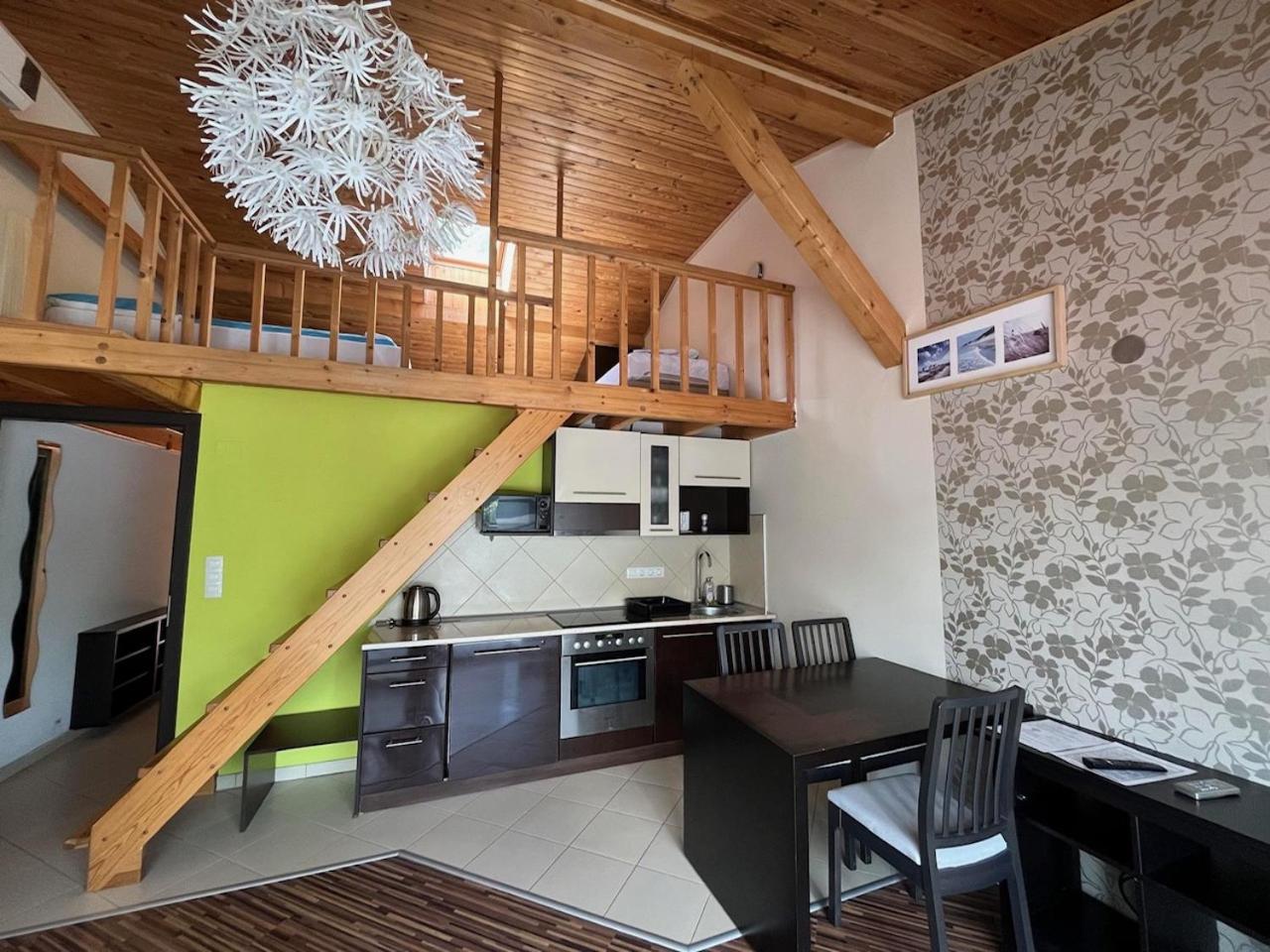 Apartment - Split Level - Photo 11