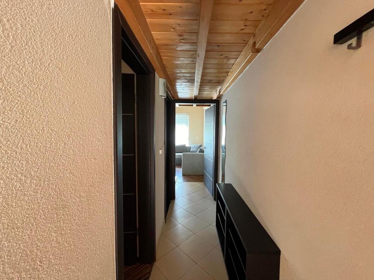 Apartment - Split Level - Photo 1