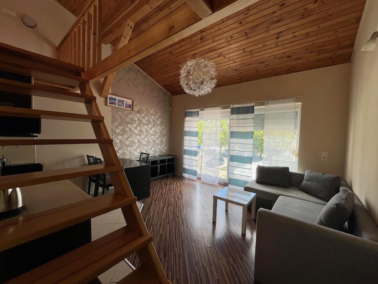 Apartment - Split Level - Photo 9