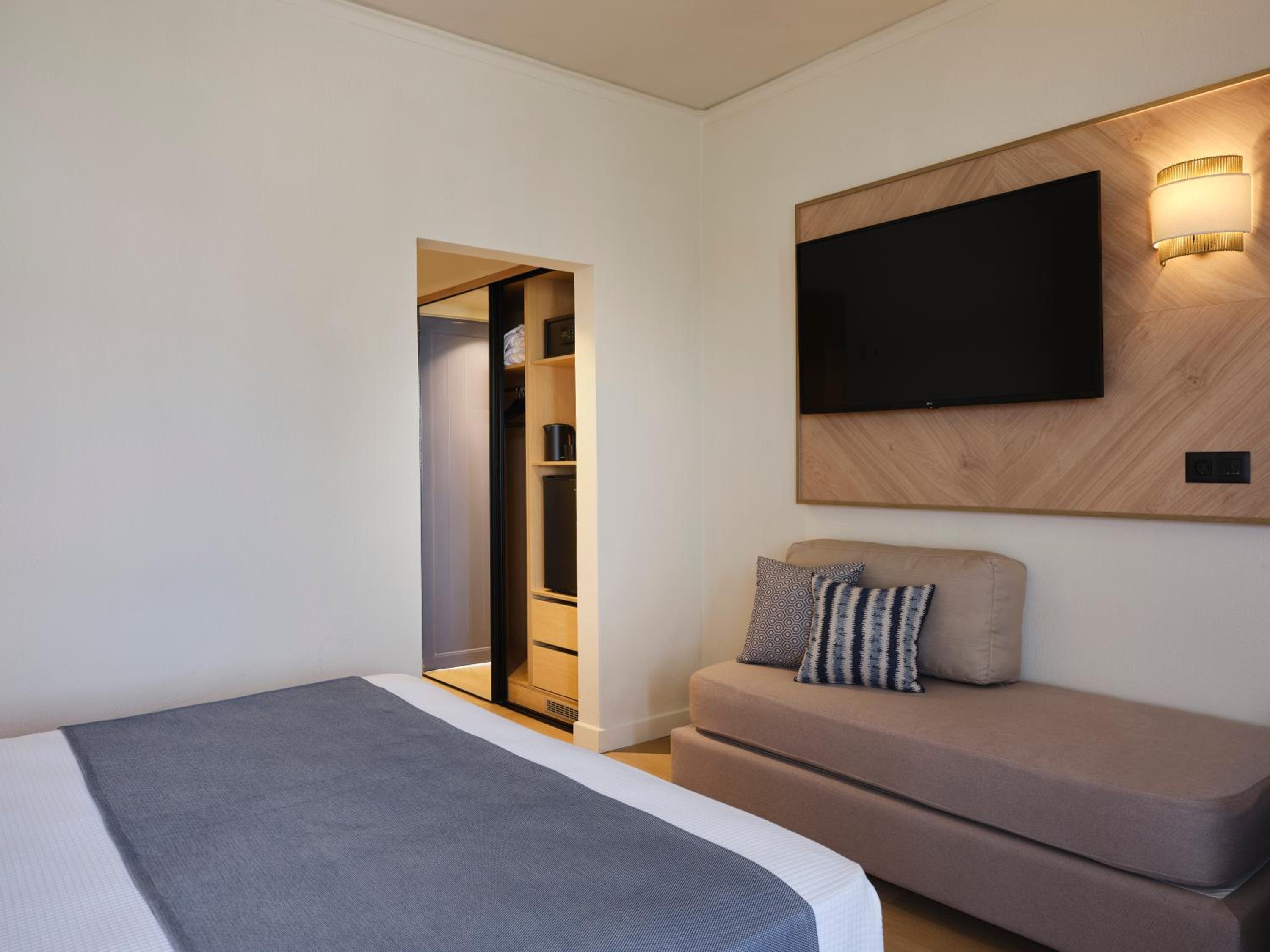 Double Room Inland View for 4 - Photo 4