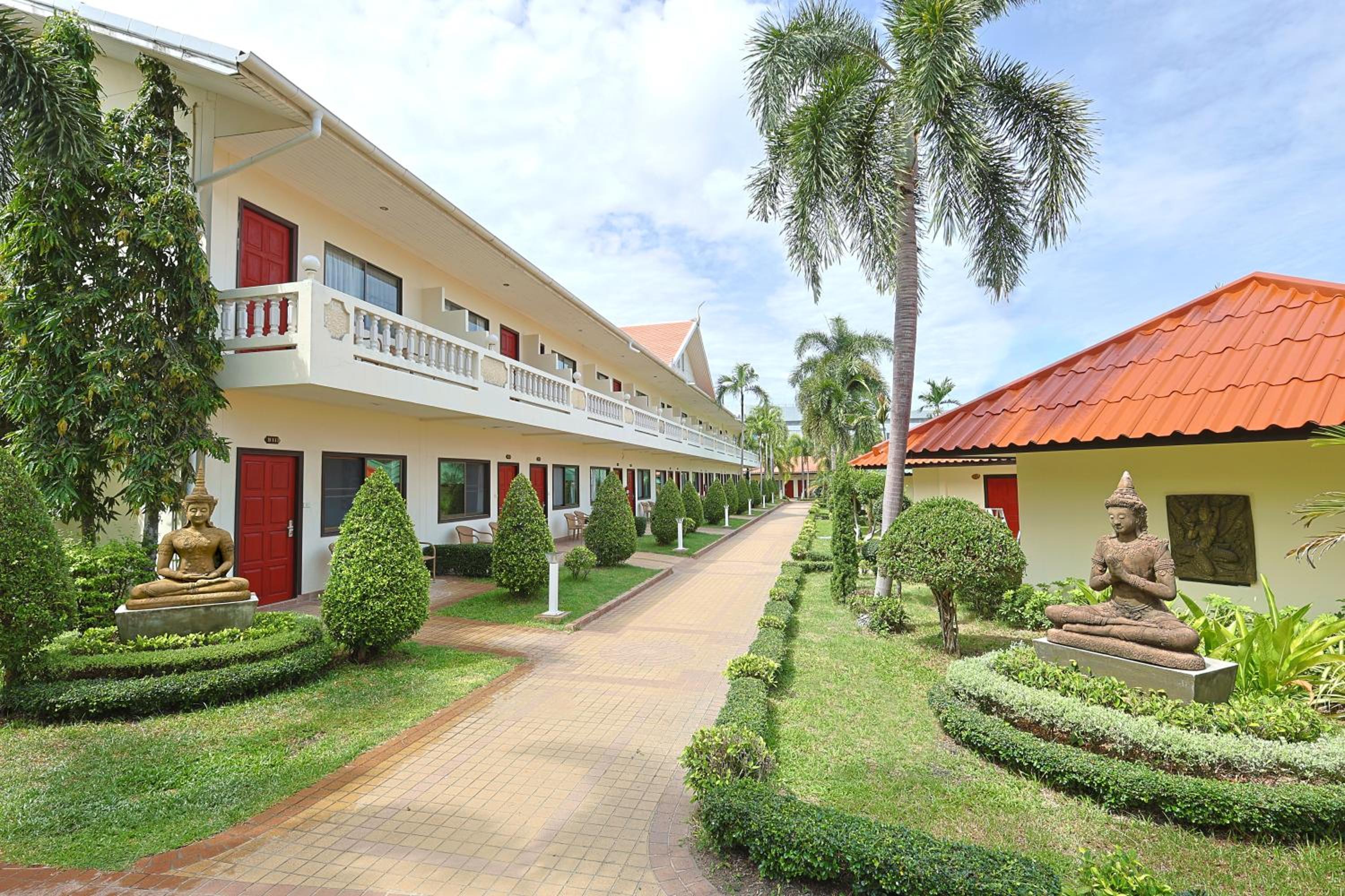 Deluxe Bungalow with Garden View - Photo 3