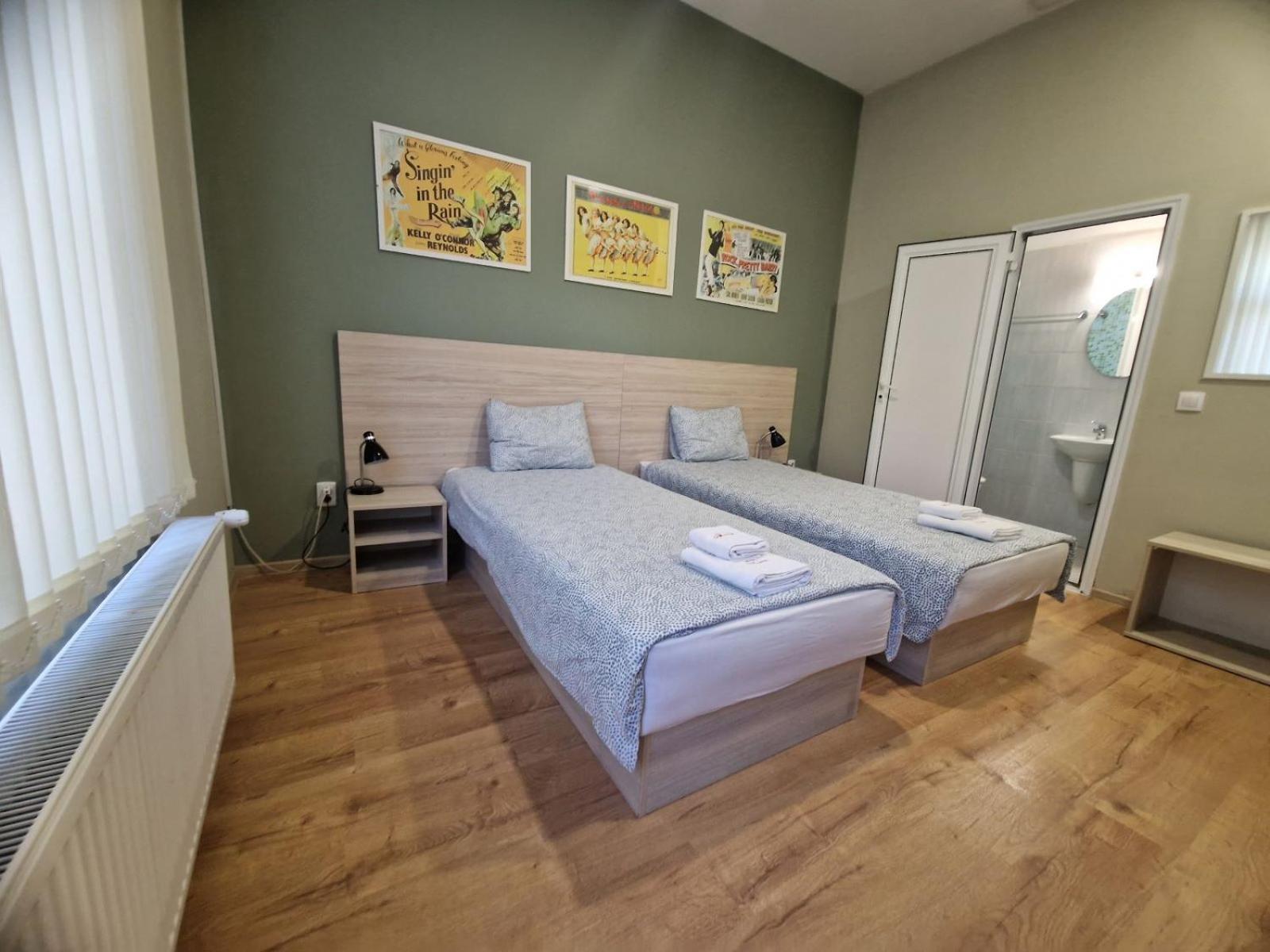 Deluxe Double Room (2 Adults + 1 Child) - Photo 1