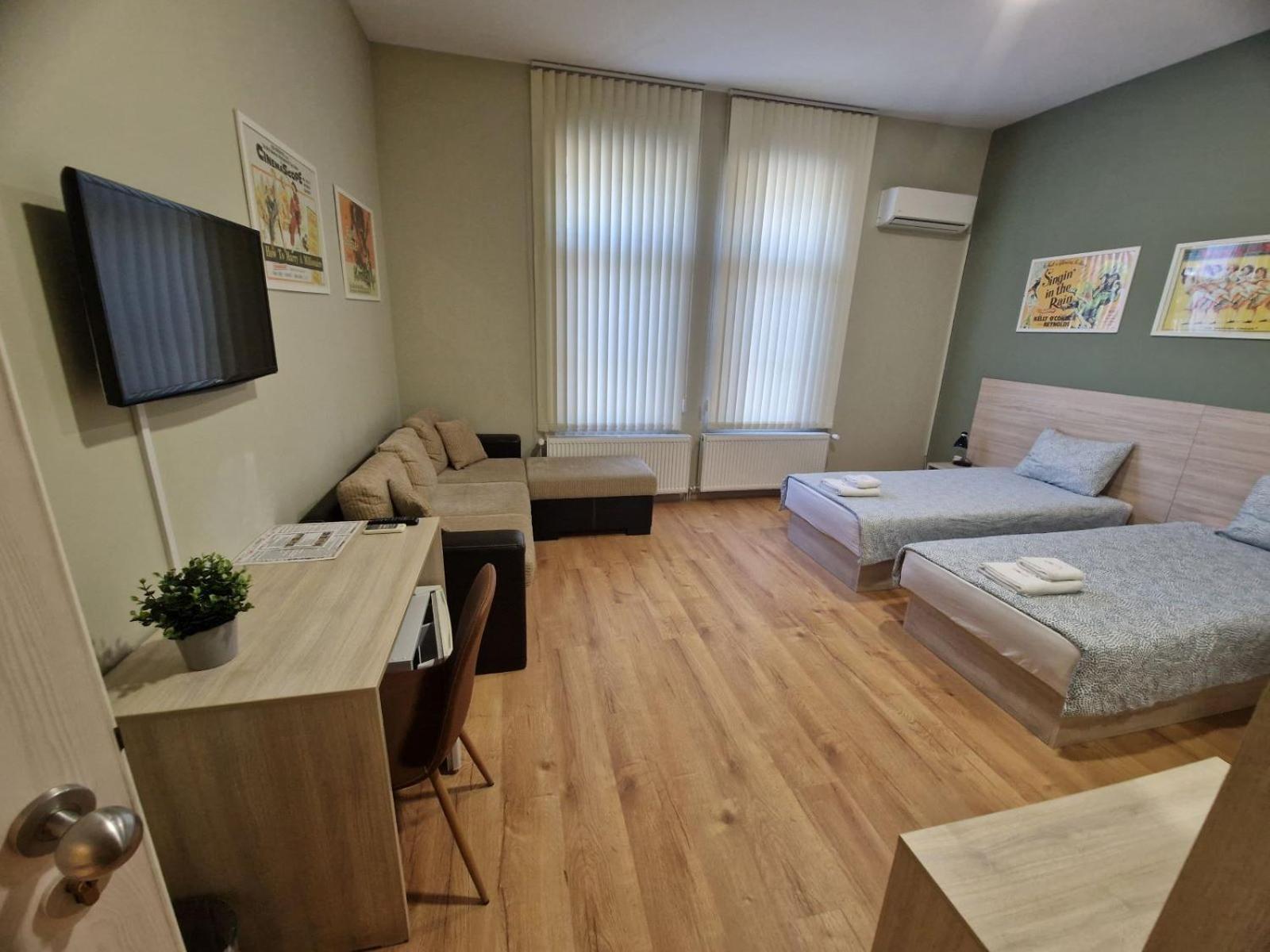 Deluxe Double Room (2 Adults + 1 Child) - Photo 2