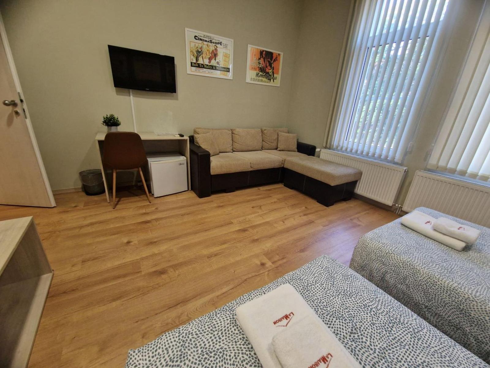 Deluxe Double Room (2 Adults + 1 Child) - Photo 3